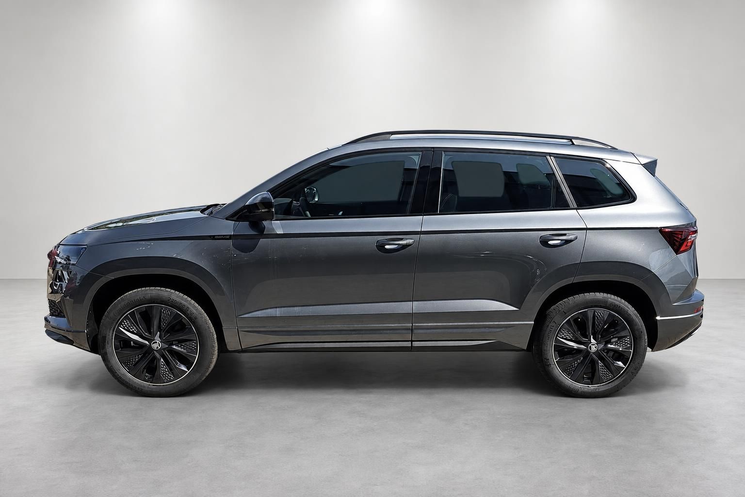 Skoda Karoq grau Seitenansicht mit schwarzen Felgen