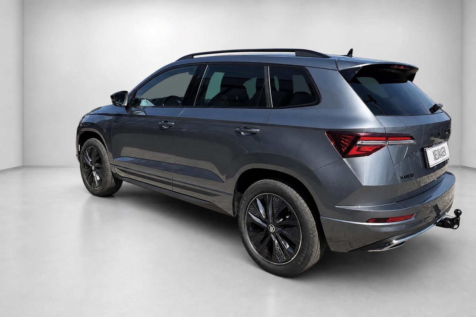 Skoda Karoq grau metallic Heckansicht im Studio