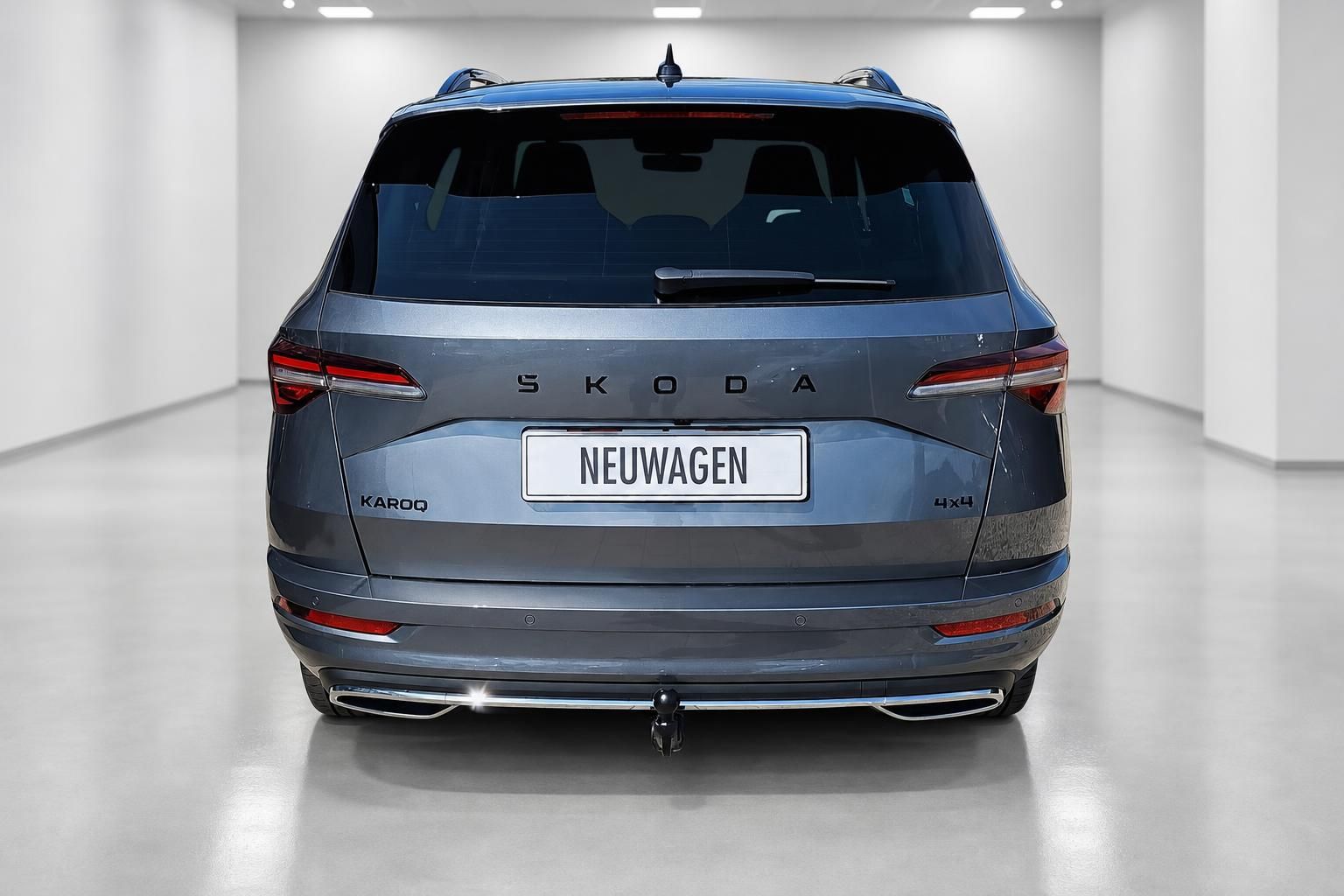 Skoda Karoq 4x4 Neuwagen, Heckansicht frontal im Studio