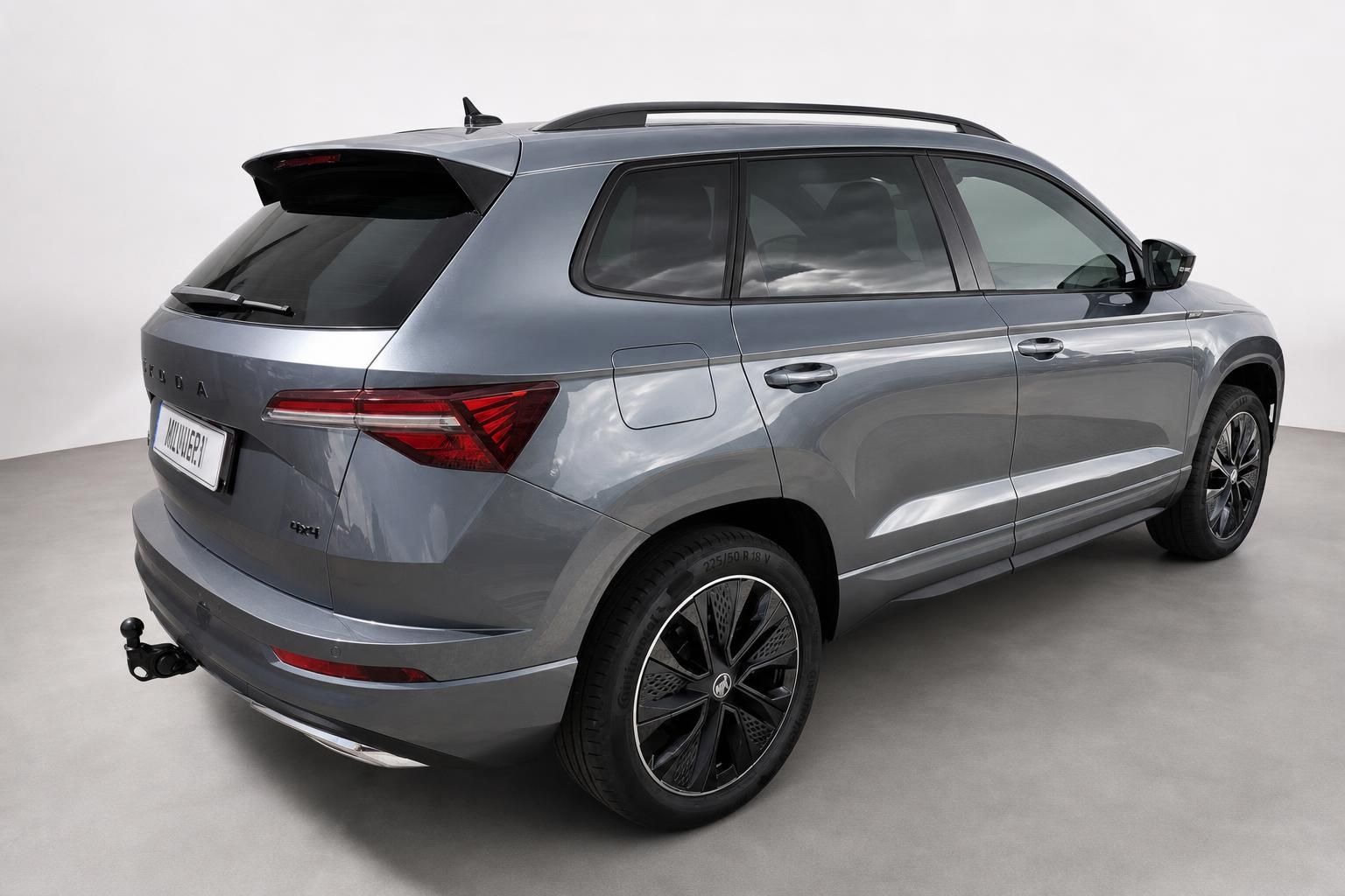 Skoda Karoq 4x4 in Grau, Heckansicht schräg im Studio