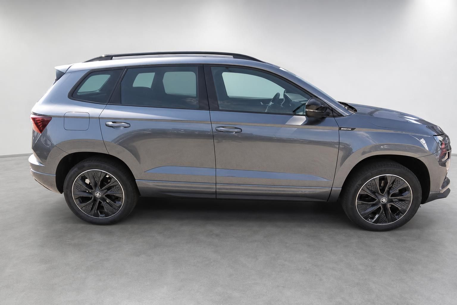 Skoda Karoq Sportline in Grau, Seitenansicht im Studio