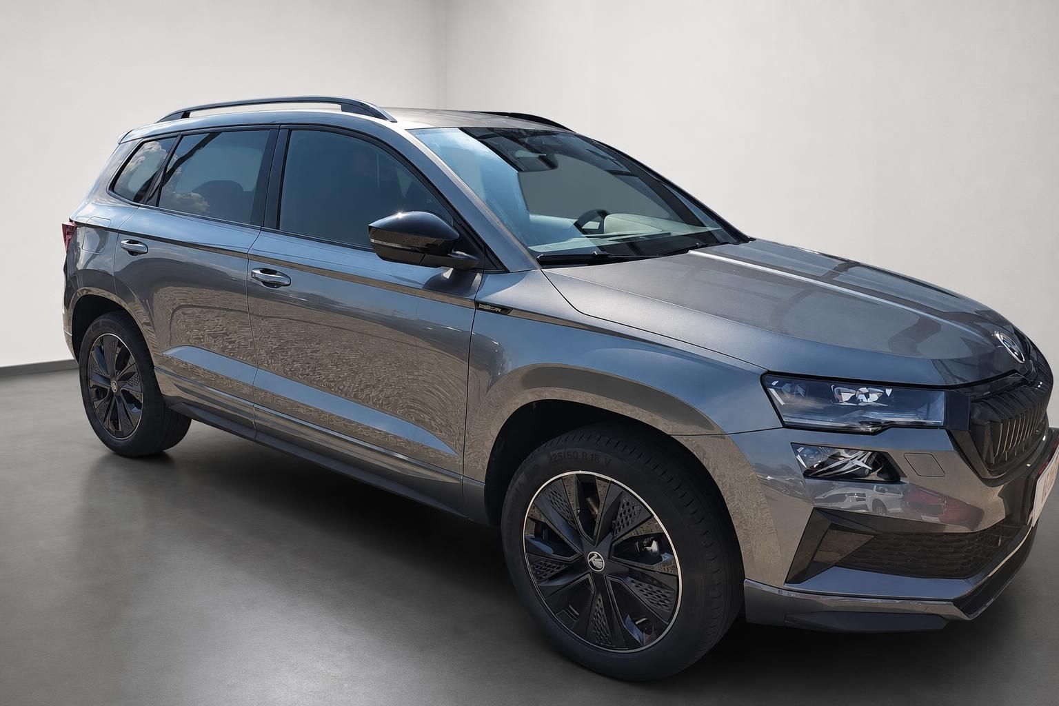 Skoda Karoq Sportline, Seiten-Frontansicht im Studio
