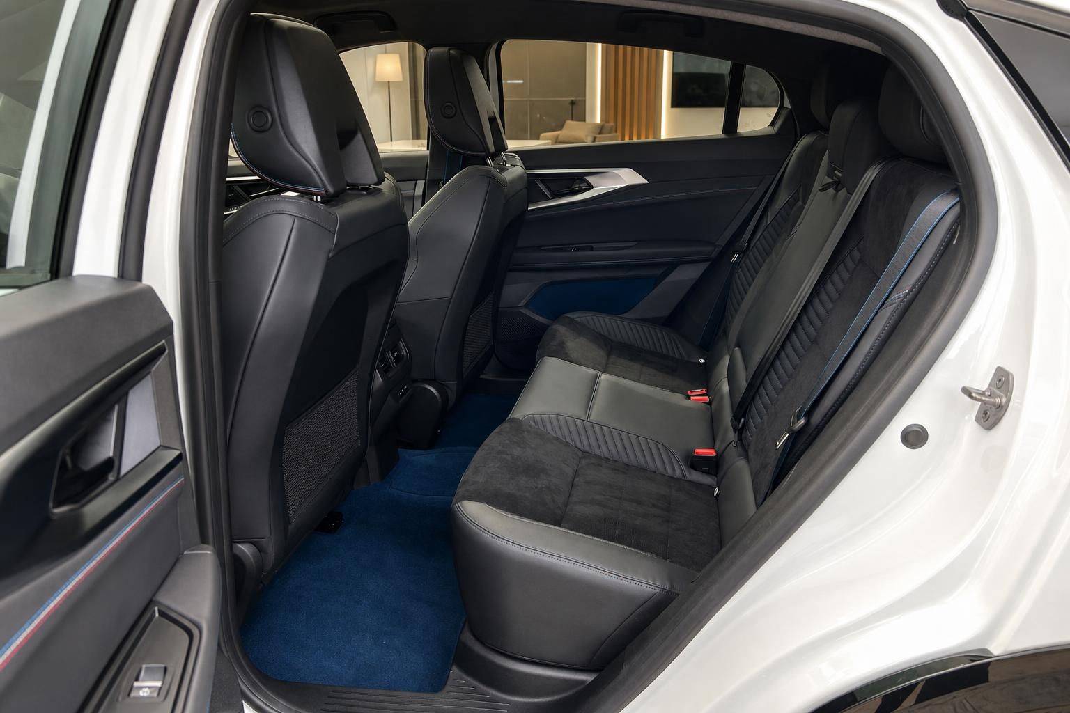 Renault Fahrzeug Innenraum Rücksitzbank schwarz Leder mit blauem Teppich