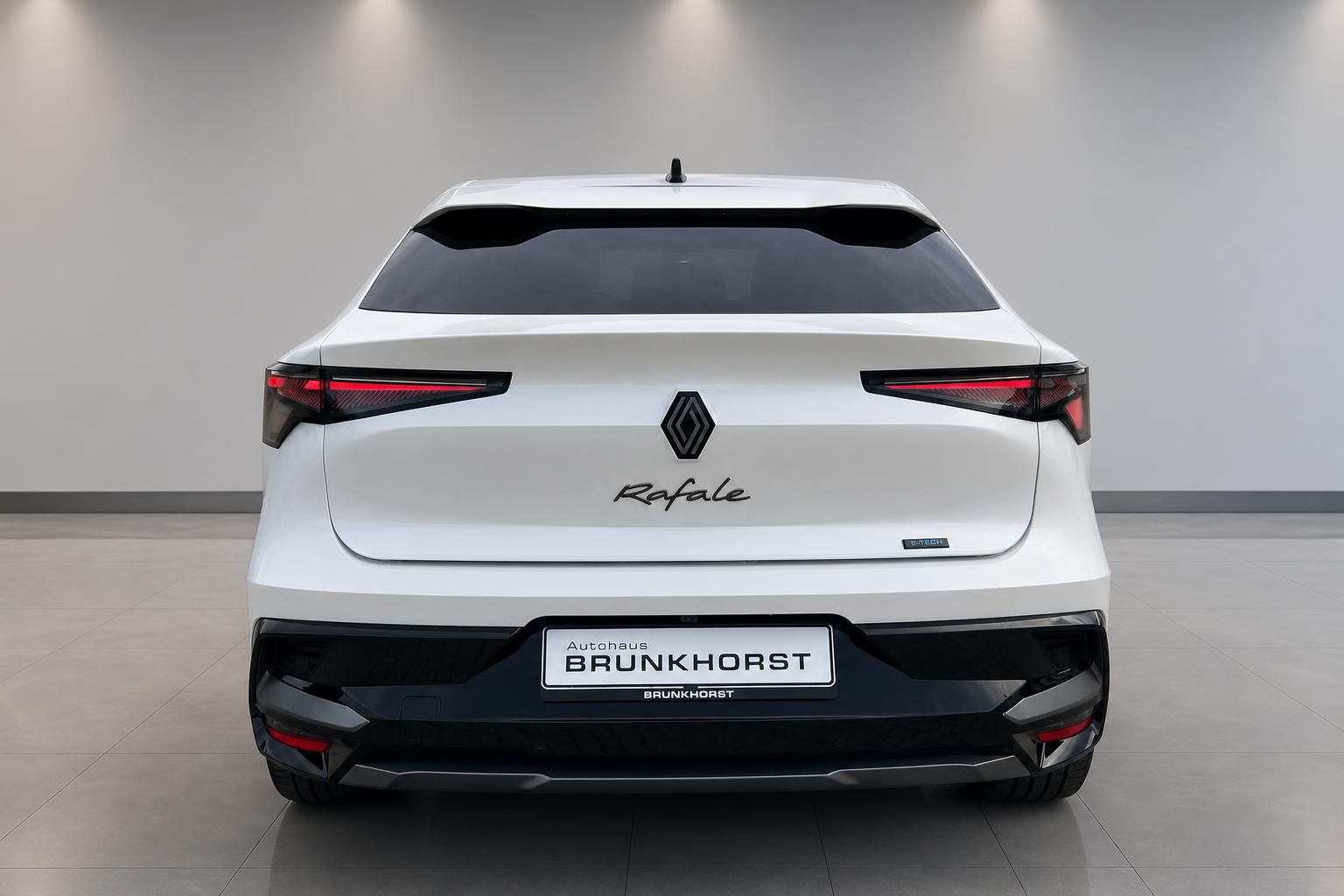 Renault Rafale E-Tech Hybrid weiss Heckansicht im Autohaus Brunkhorst