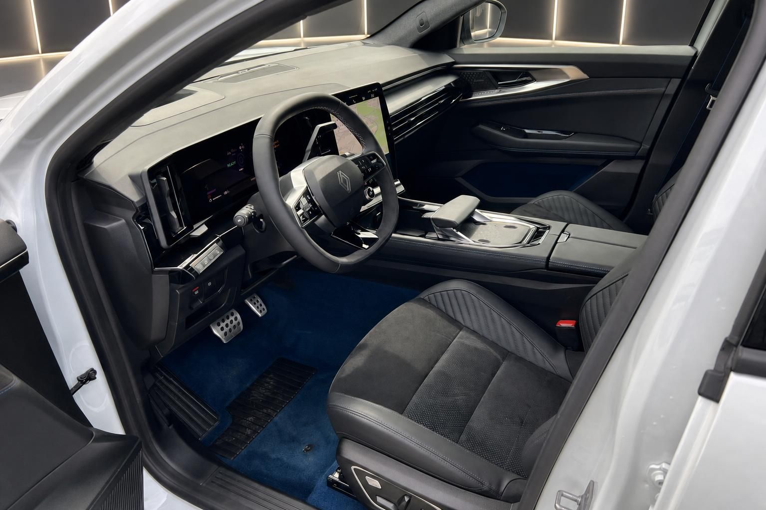 Renault Rafale Fahrersitz und Innenraum mit schwarzem Leder und blauem Fußmatten-Detail