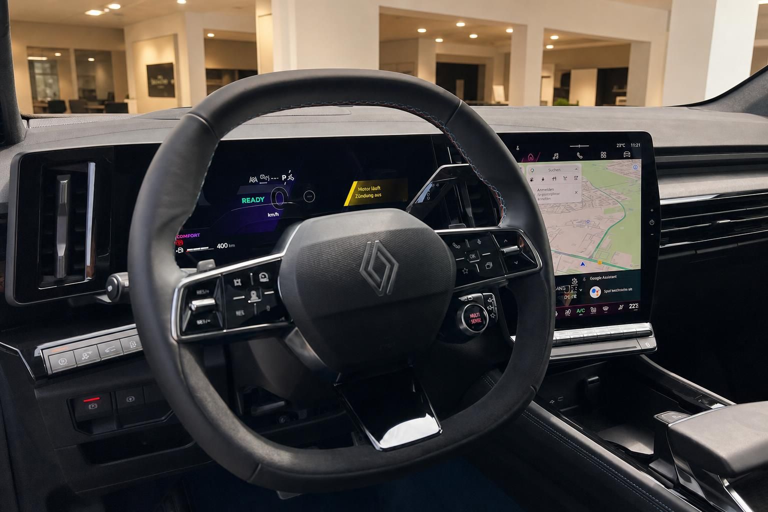 Renault Lenkrad mit Digitaldisplay und Infotainment-Touchscreen im Fahrzeuginnenraum