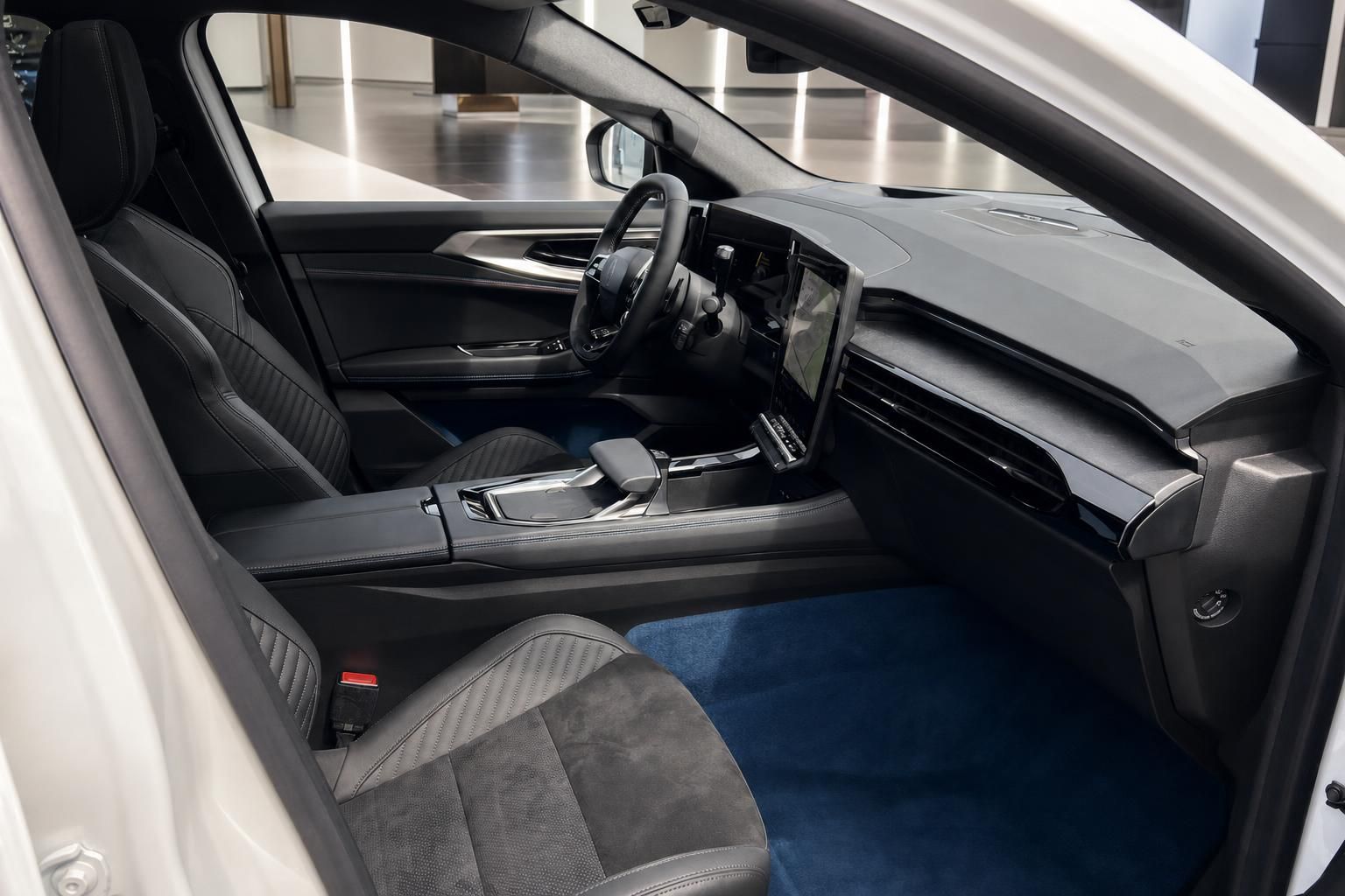 Renault Fahrzeug Innenraum Vordersitze schwarz mit Armaturenbrett und Touchscreen