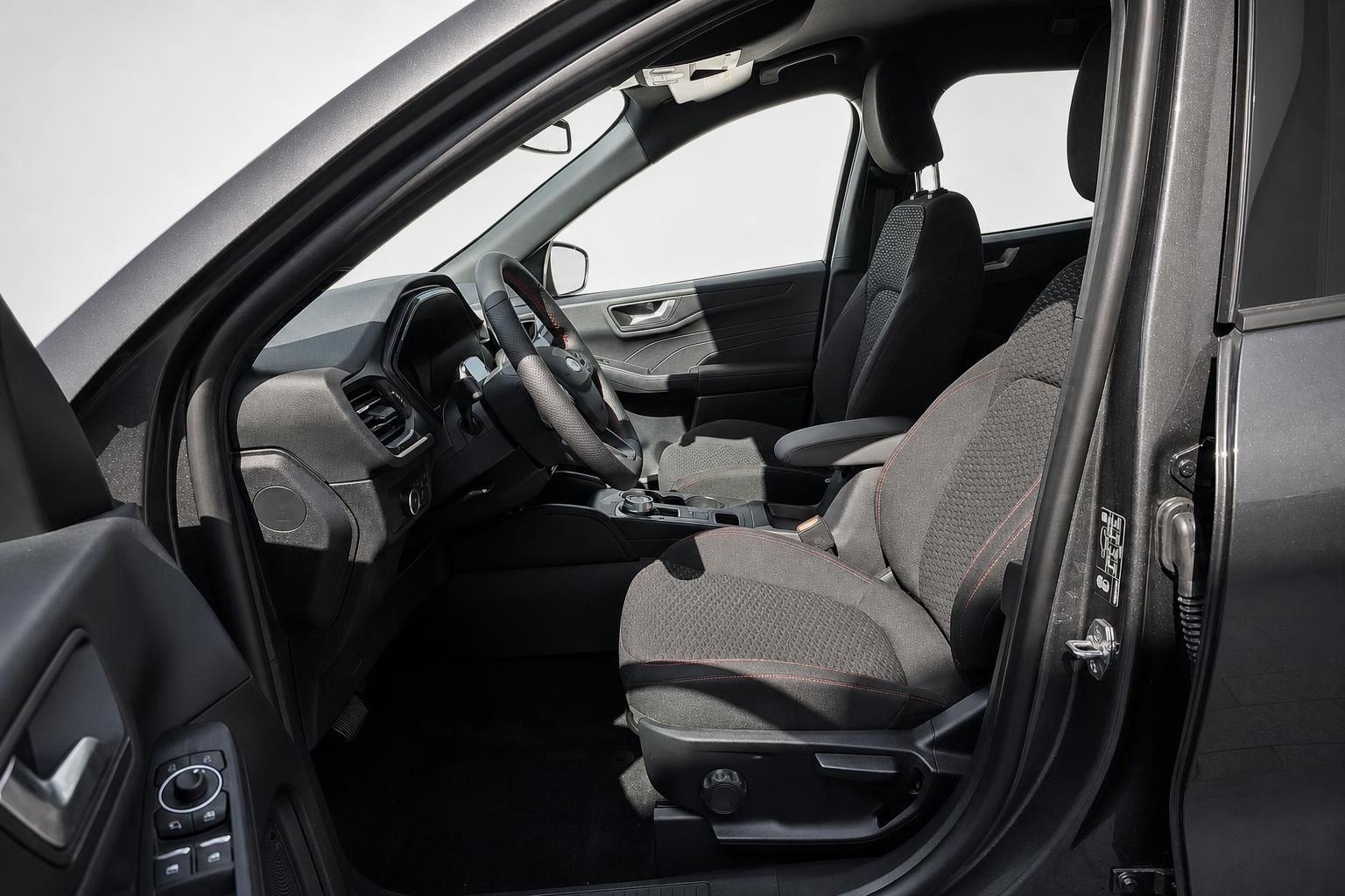 Ford Kuga Innenraum mit Blick auf Fahrersitz und Armaturenbrett