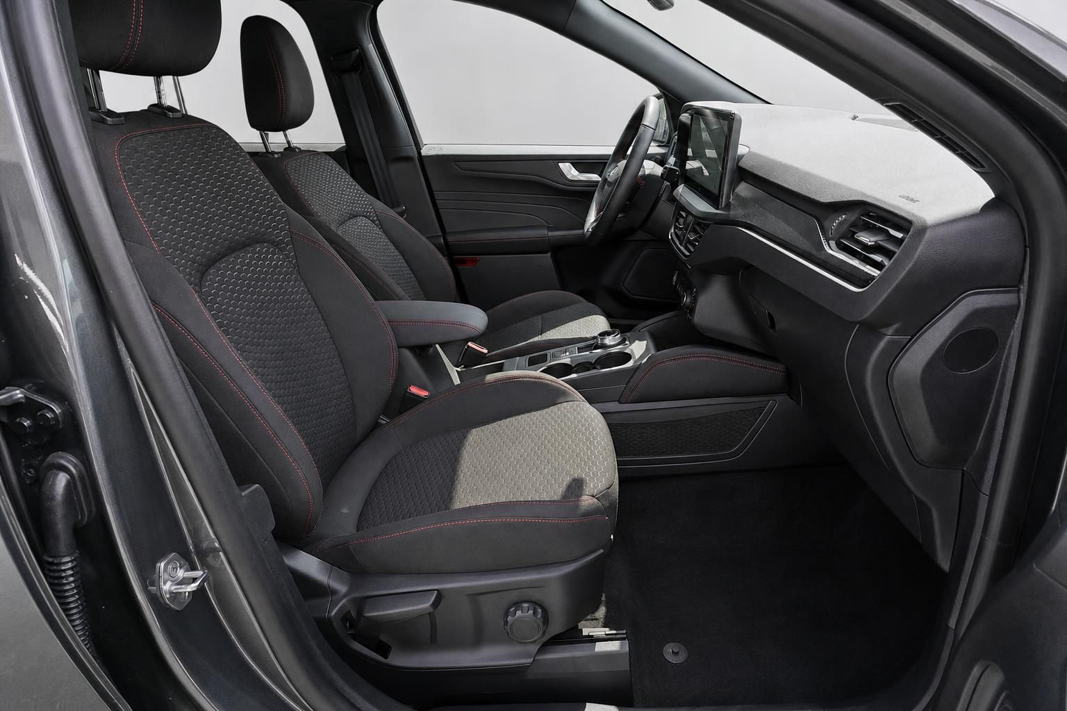Ford Kuga Interieur mit Sportsitzen und Touchscreen-Display