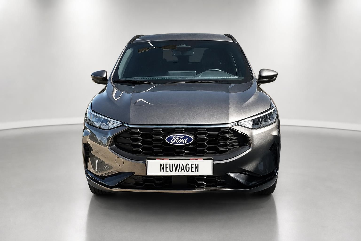 Ford Kuga Frontansicht mit Kuehlergrill und Ford-Logo, Grau-Metallic