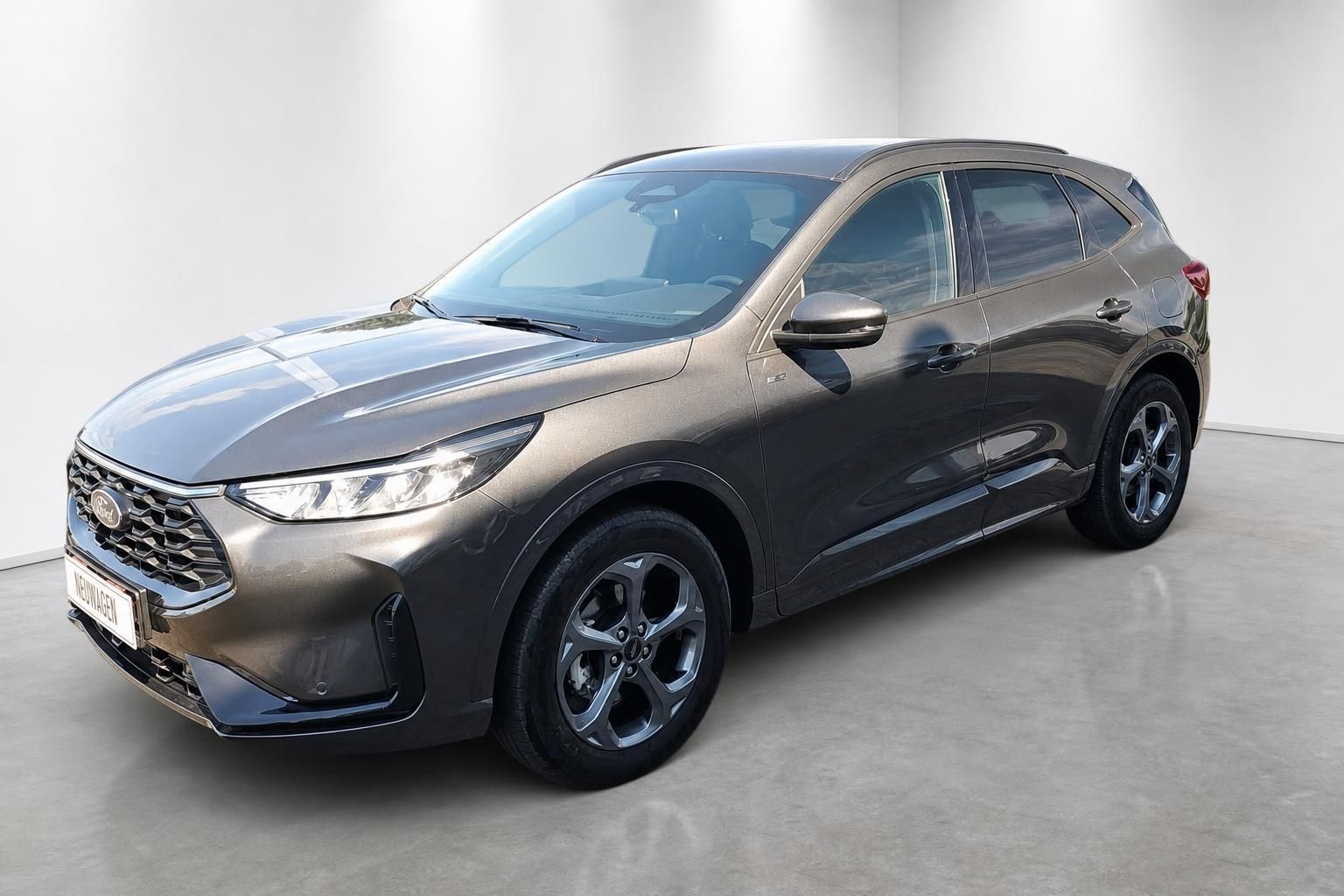 Ford Kuga Frontansicht schraeg in Grau-Metallic, Neuwagen im Studio