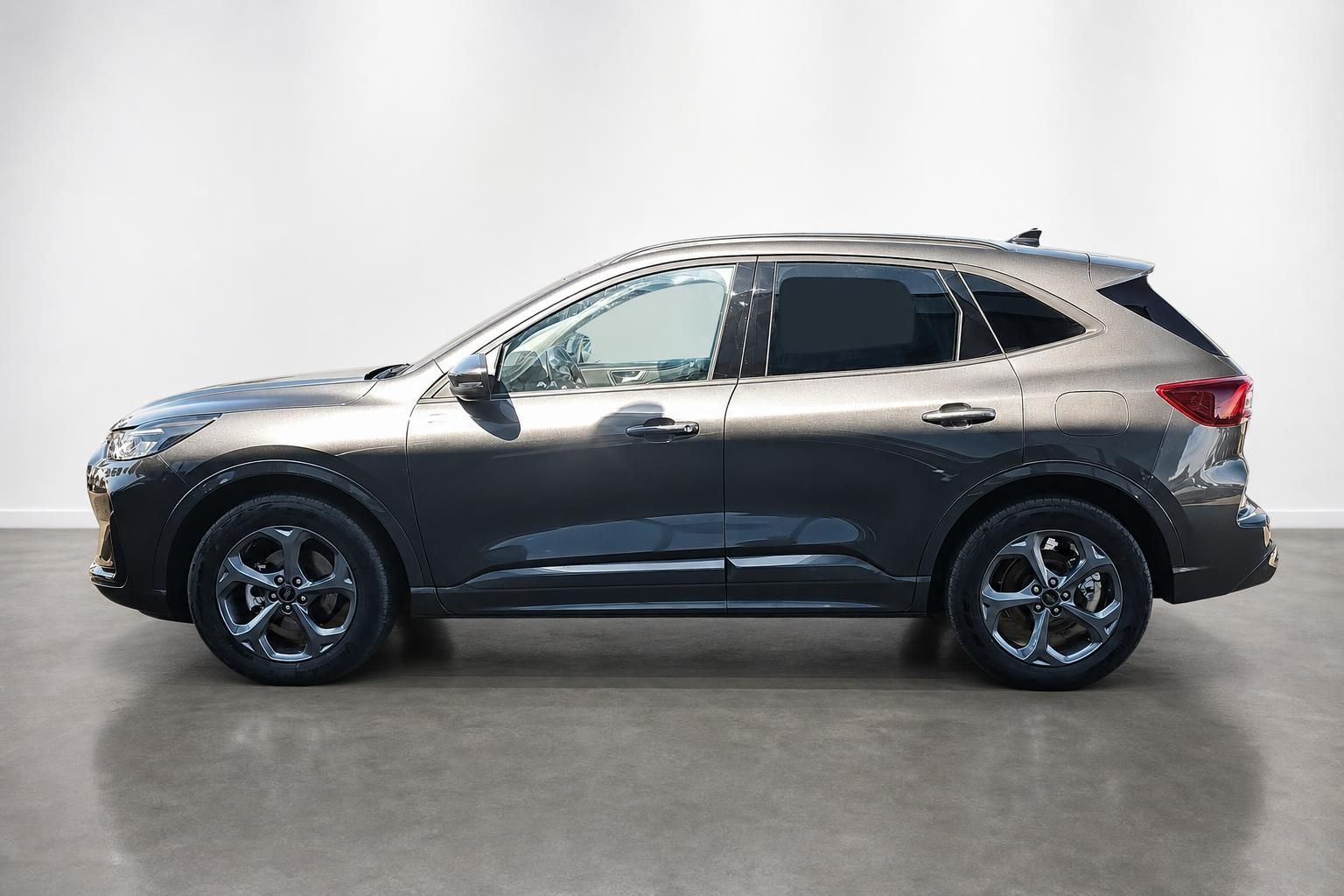 Ford Kuga Seitenansicht in Grau-Metallic mit Leichtmetallfelgen