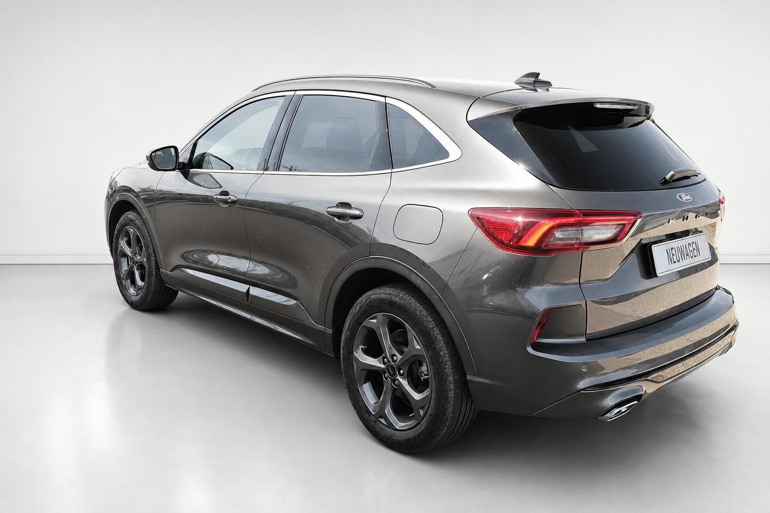 Ford Kuga Heckansicht seitlich in Grau-Metallic im Fotostudio