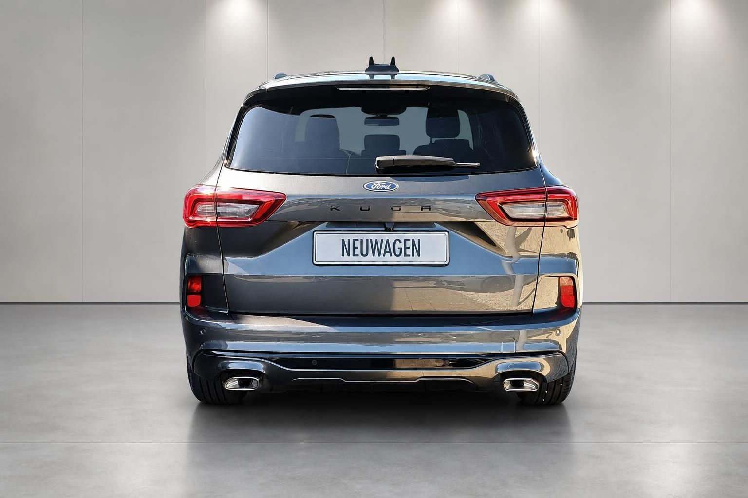 Ford Kuga in Grau, Heckansicht im Studio, Neuwagen