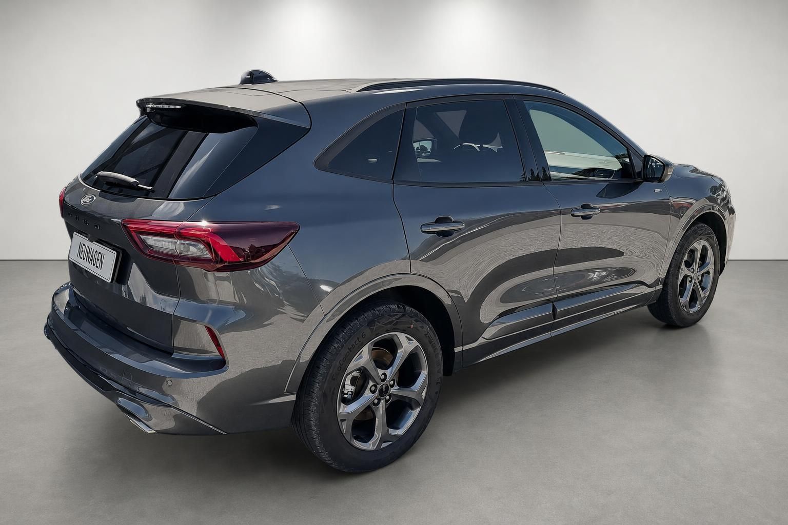 Ford Kuga in Grau, Heck-Seitenansicht, Neuwagen im Studio