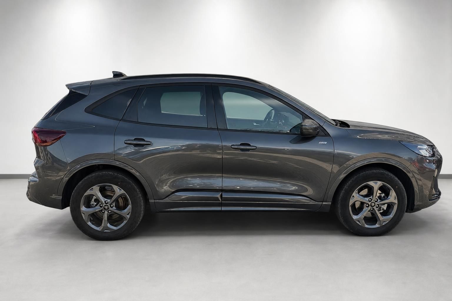 Ford Kuga in Grau, Seitenansicht im Fotostudio