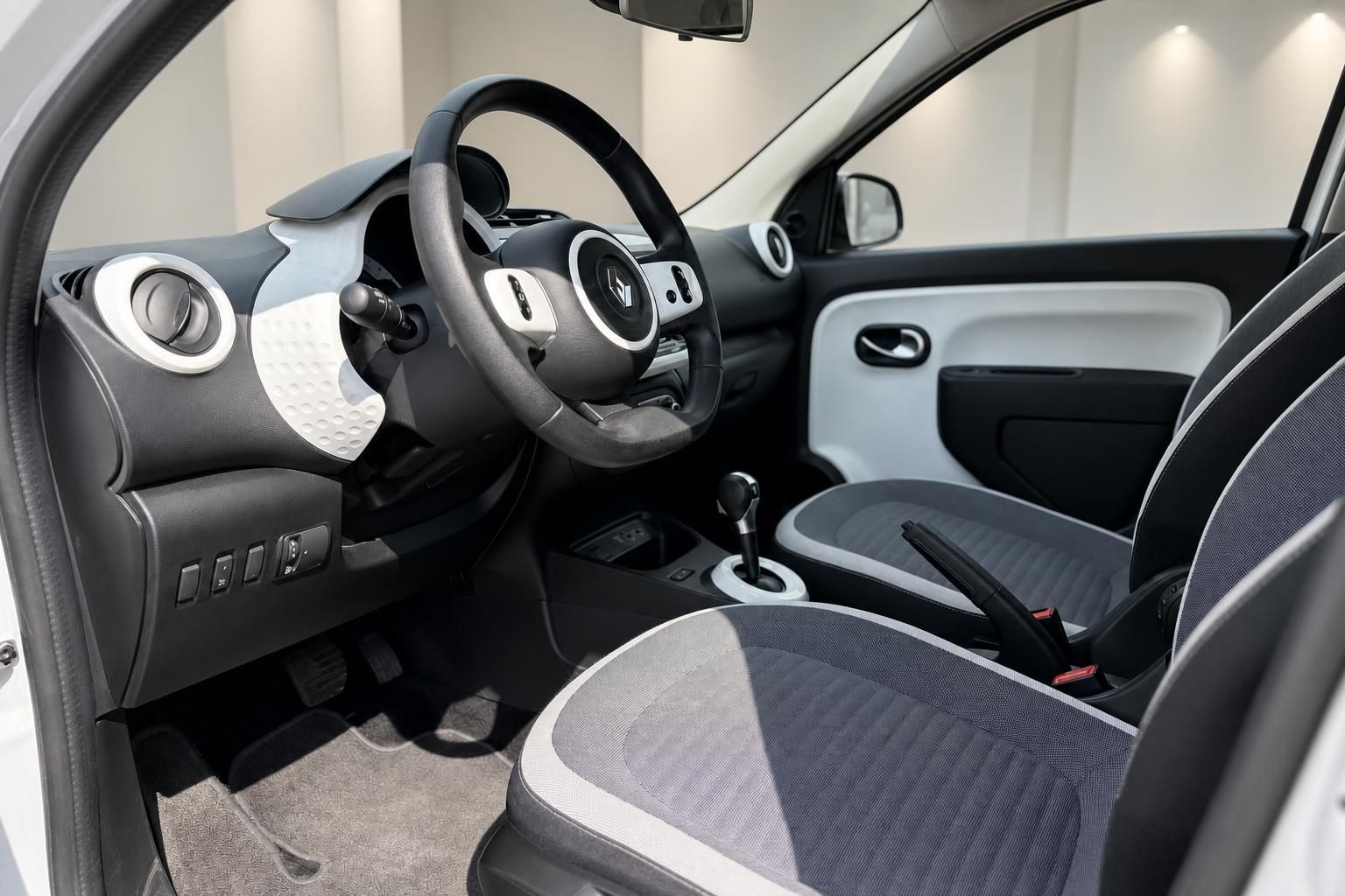 Renault Twingo Innenraum mit Cockpit, Lenkrad und Sitzen