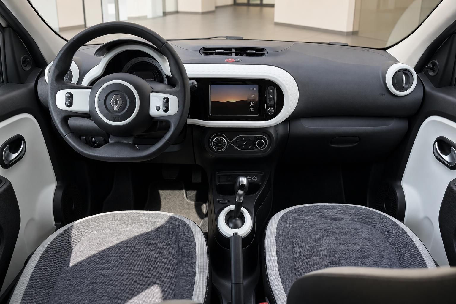 Renault Twingo Cockpit mit Lenkrad, Display und Vordersitzen
