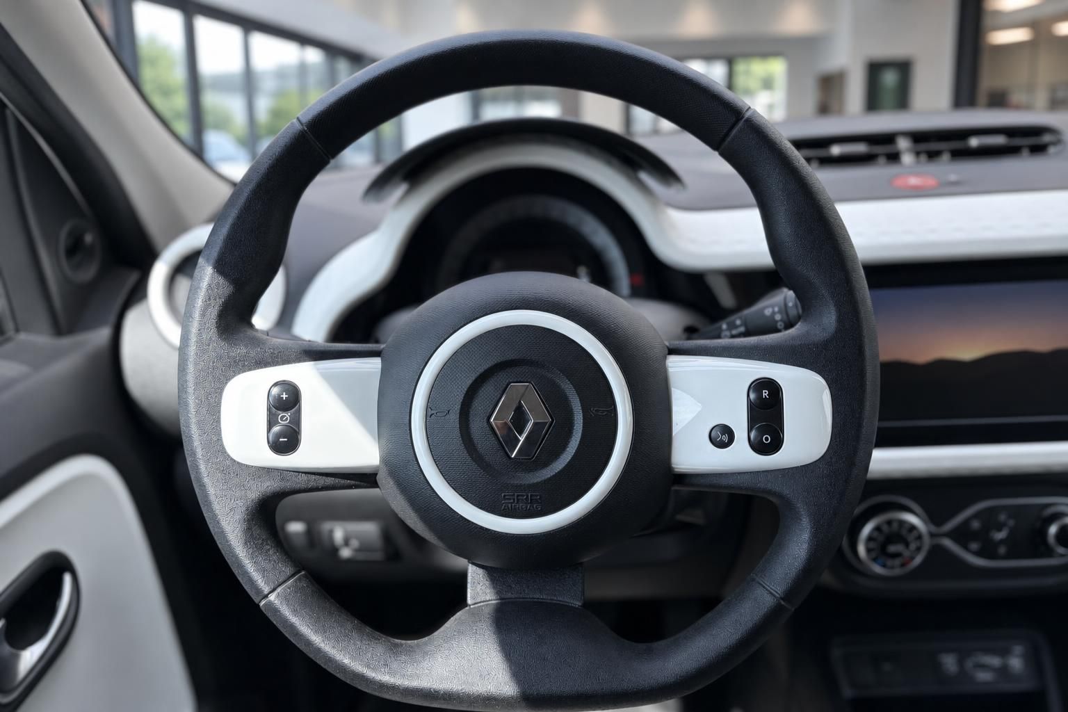Renault Twingo Lenkrad mit Bedienelementen im Detail