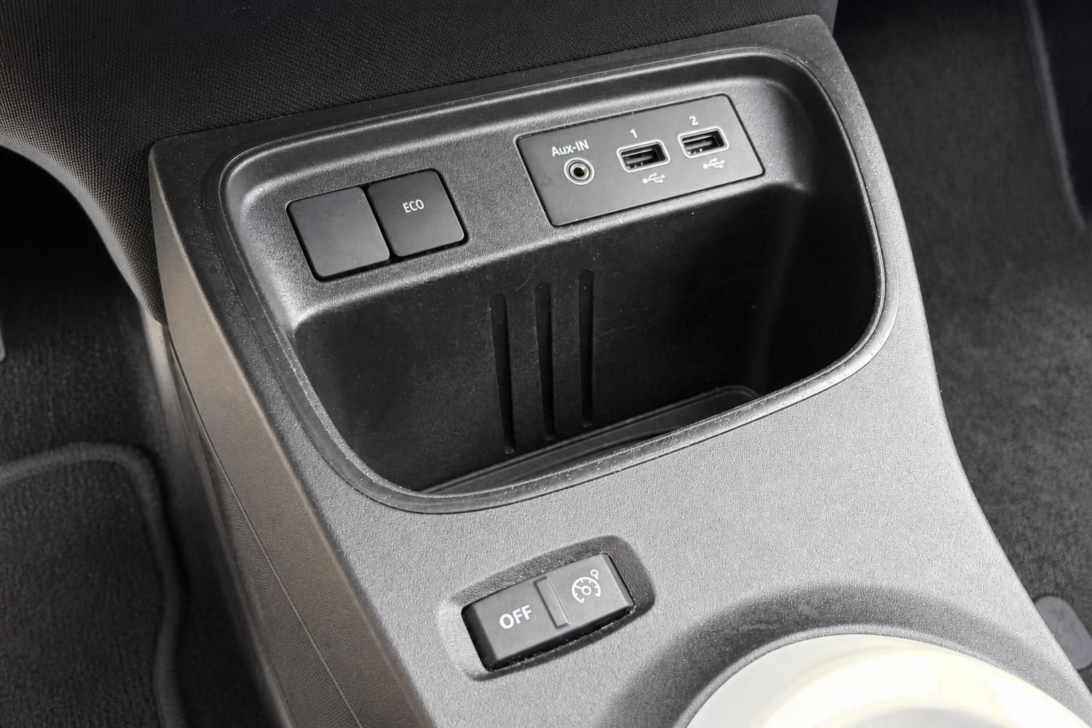 Renault Twingo Mittelkonsole mit USB-Anschluessen und Ablagefach