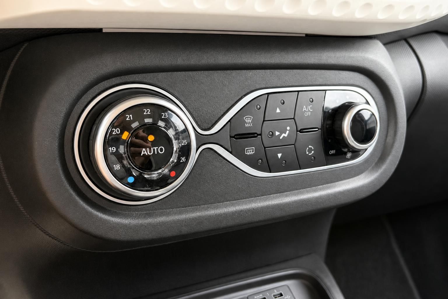 Renault Twingo Klimaautomatik und Bedienpanel im Detail