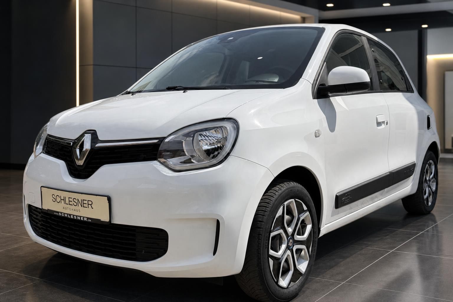 Renault Twingo weiß Frontansicht im Autohaus Schlesner