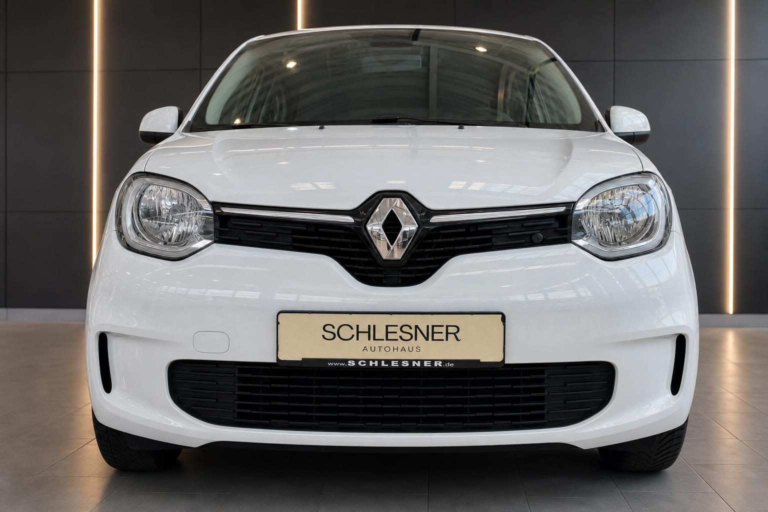 Renault Twingo weiß Frontansicht mit Kennzeichenhalter Schlesner