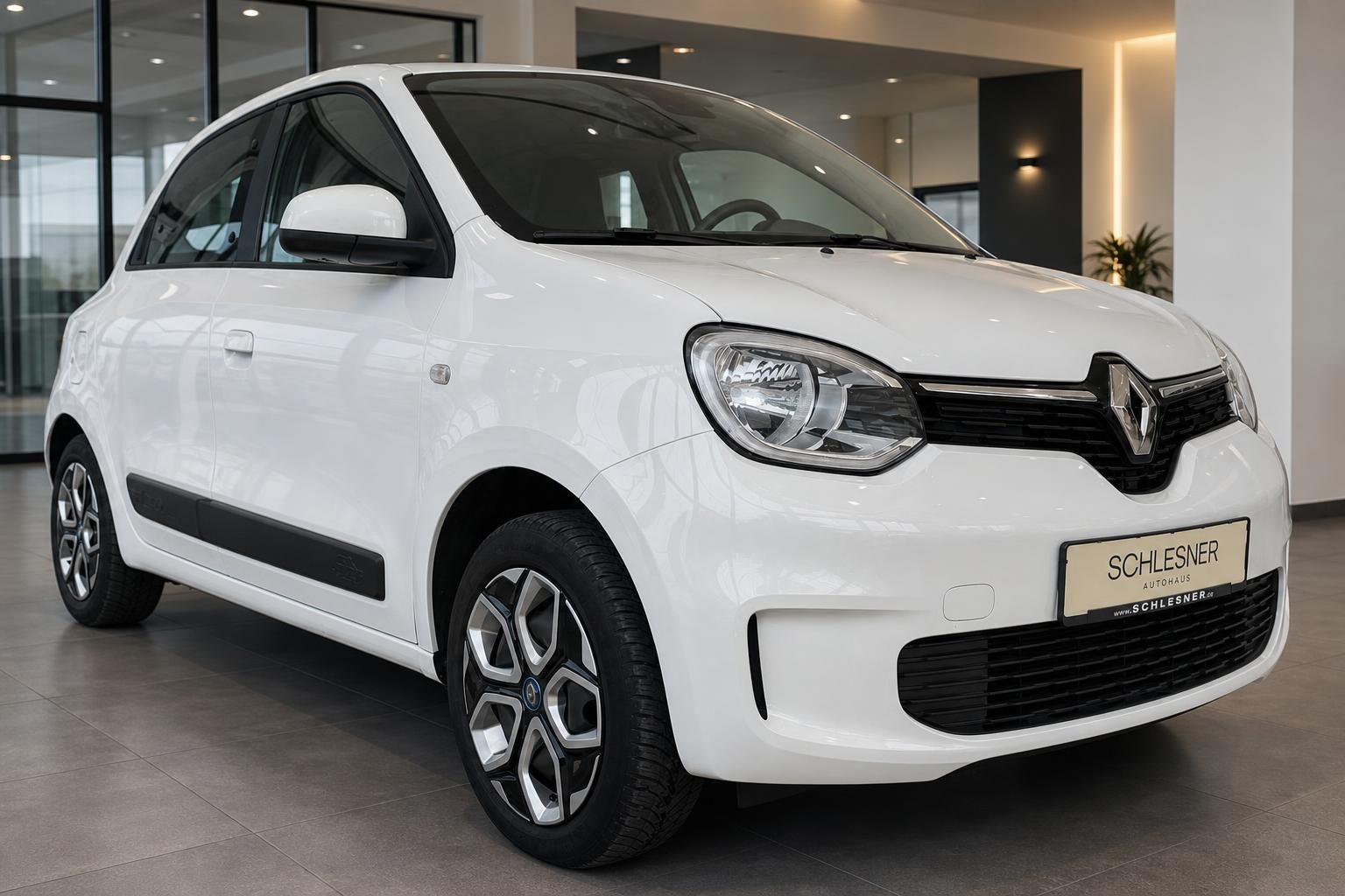 Renault Twingo weiß Frontansicht schräg im Showroom Schlesner