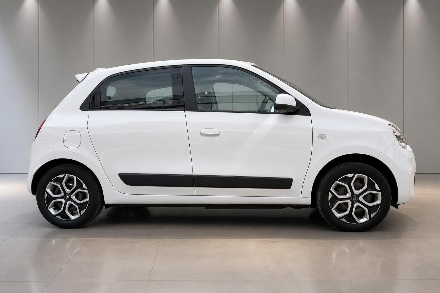 Renault Twingo weiß Seitenansicht mit Leichtmetallfelgen