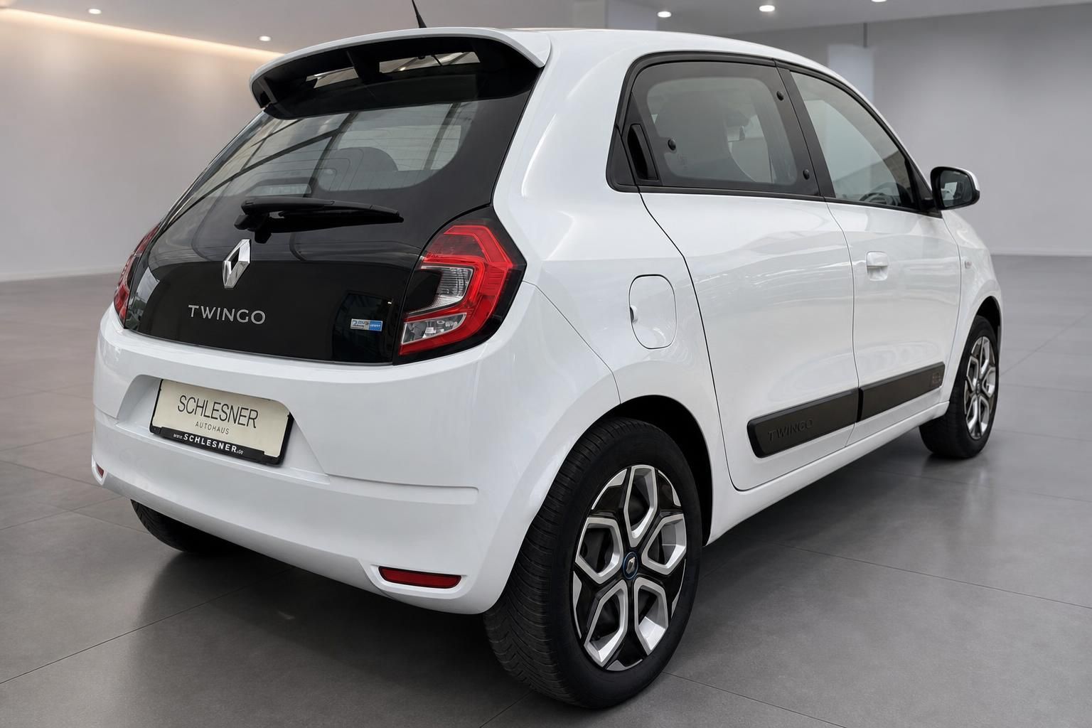 Renault Twingo weiß, Heckansicht schräg im Autohaus