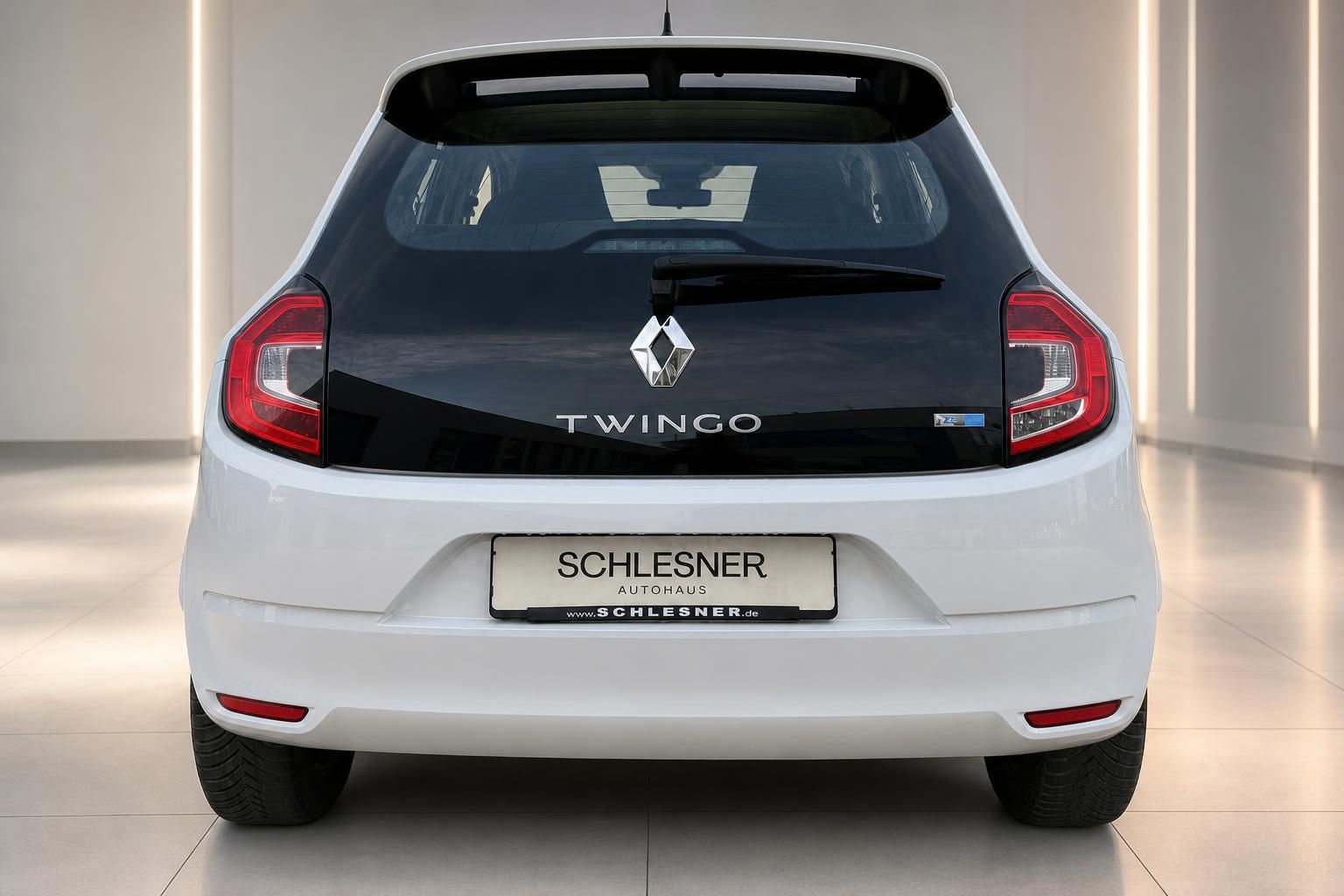Renault Twingo weiß, Heckansicht frontal mit Rücklichtern