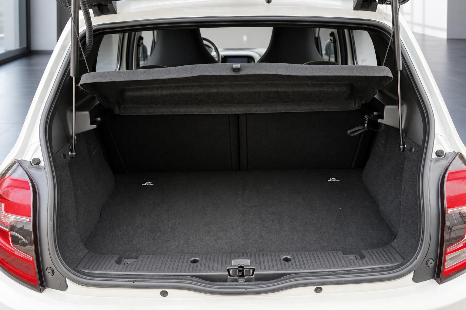 Renault Twingo Kofferraum mit Gepäckraumabdeckung, leer