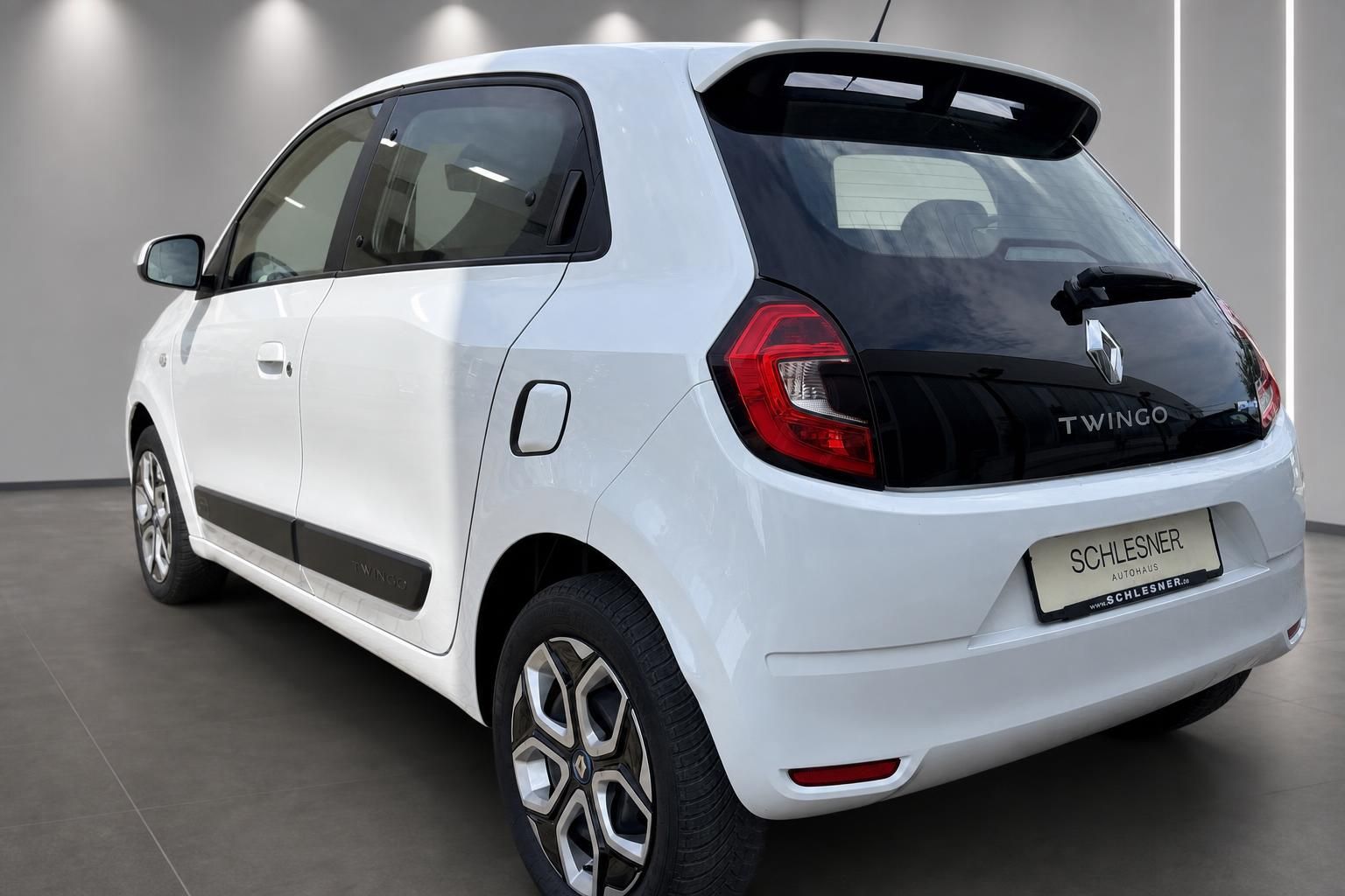 Renault Twingo weiß, Heckansicht schräg von hinten links