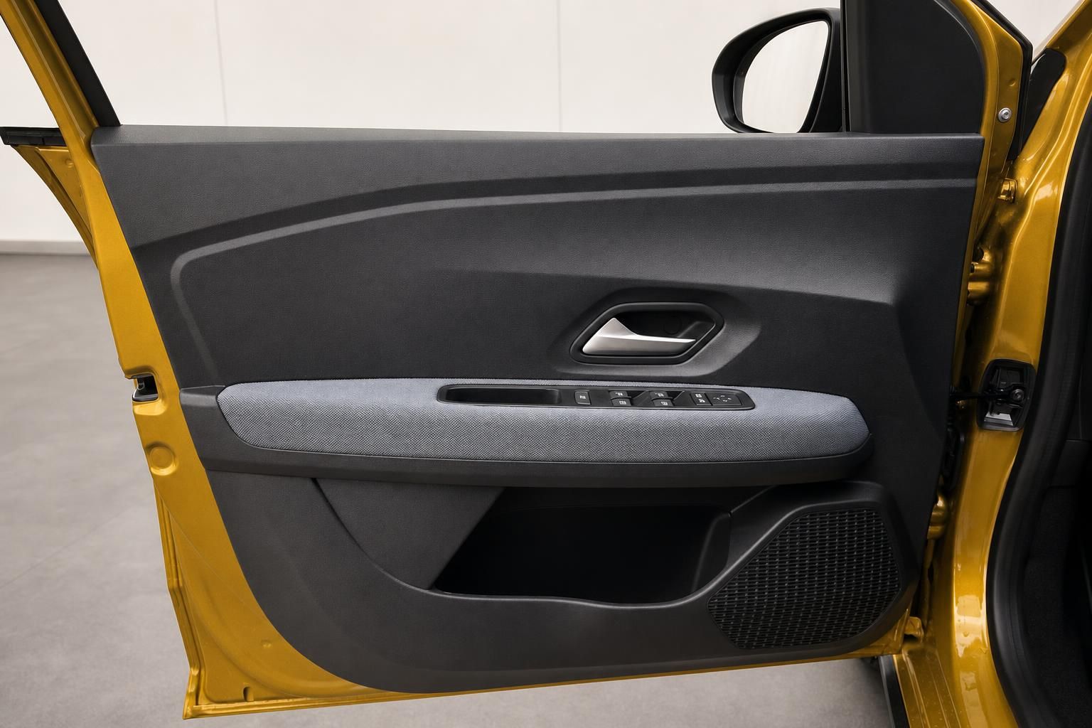 Auto Türverkleidung innen mit Fensterheberschaltern und gelber Tür