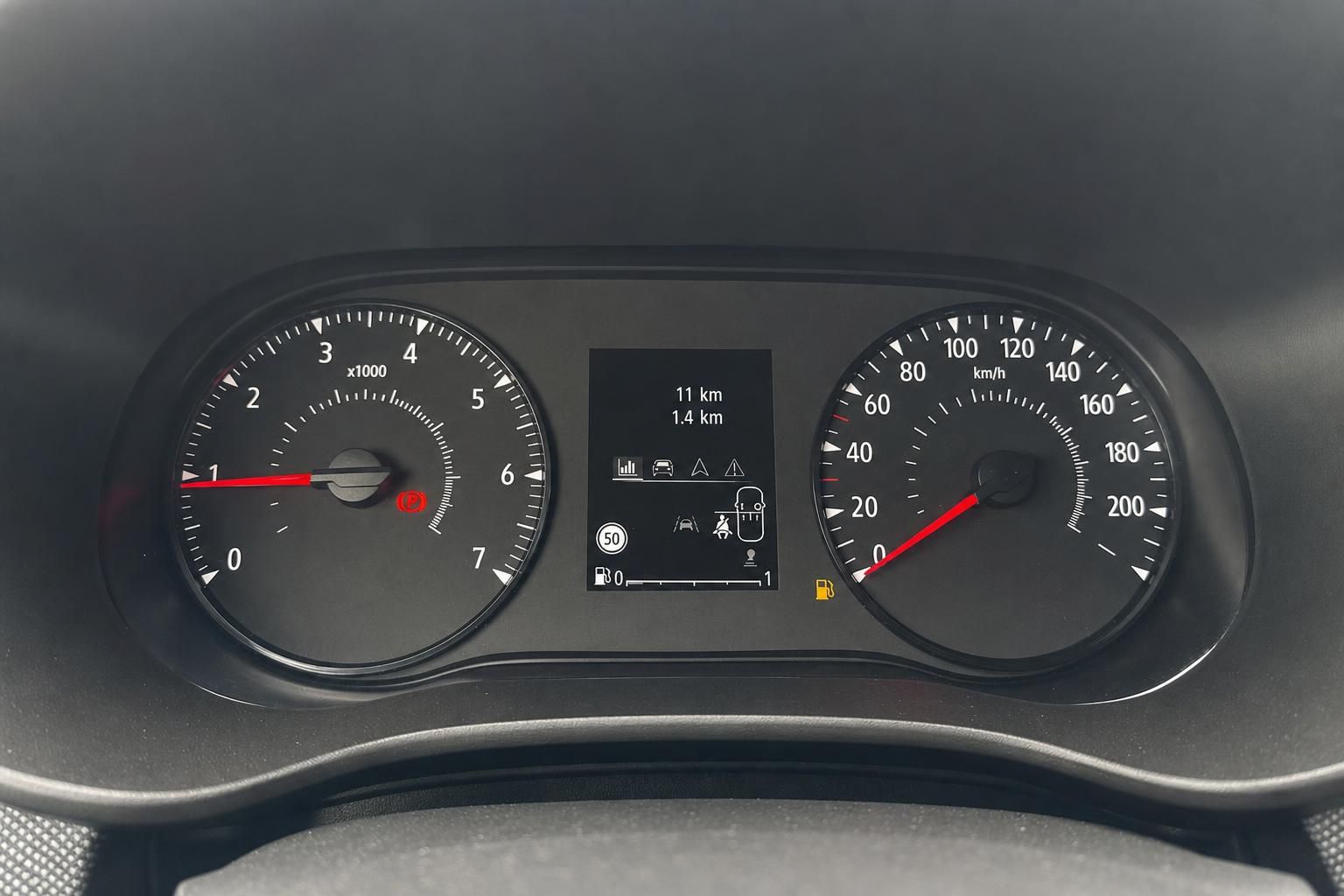 Fahrzeug Armaturenbrett mit Tacho, Drehzahlmesser und digitalem Display im Innenraum