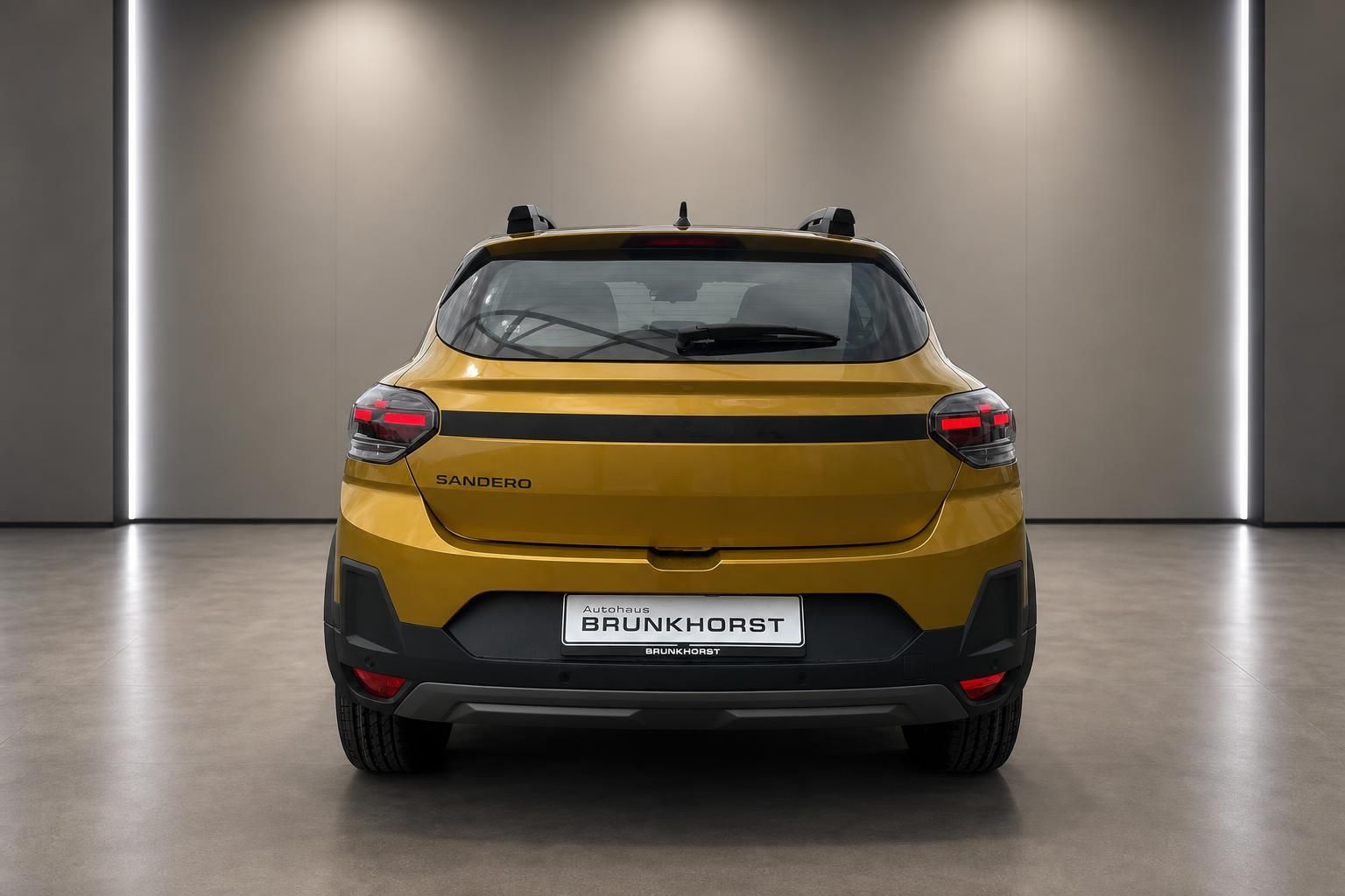 Gelber SUV Heckansicht mit Sandero Schriftzug - Rückseite eines Crossover-Fahrzeugs