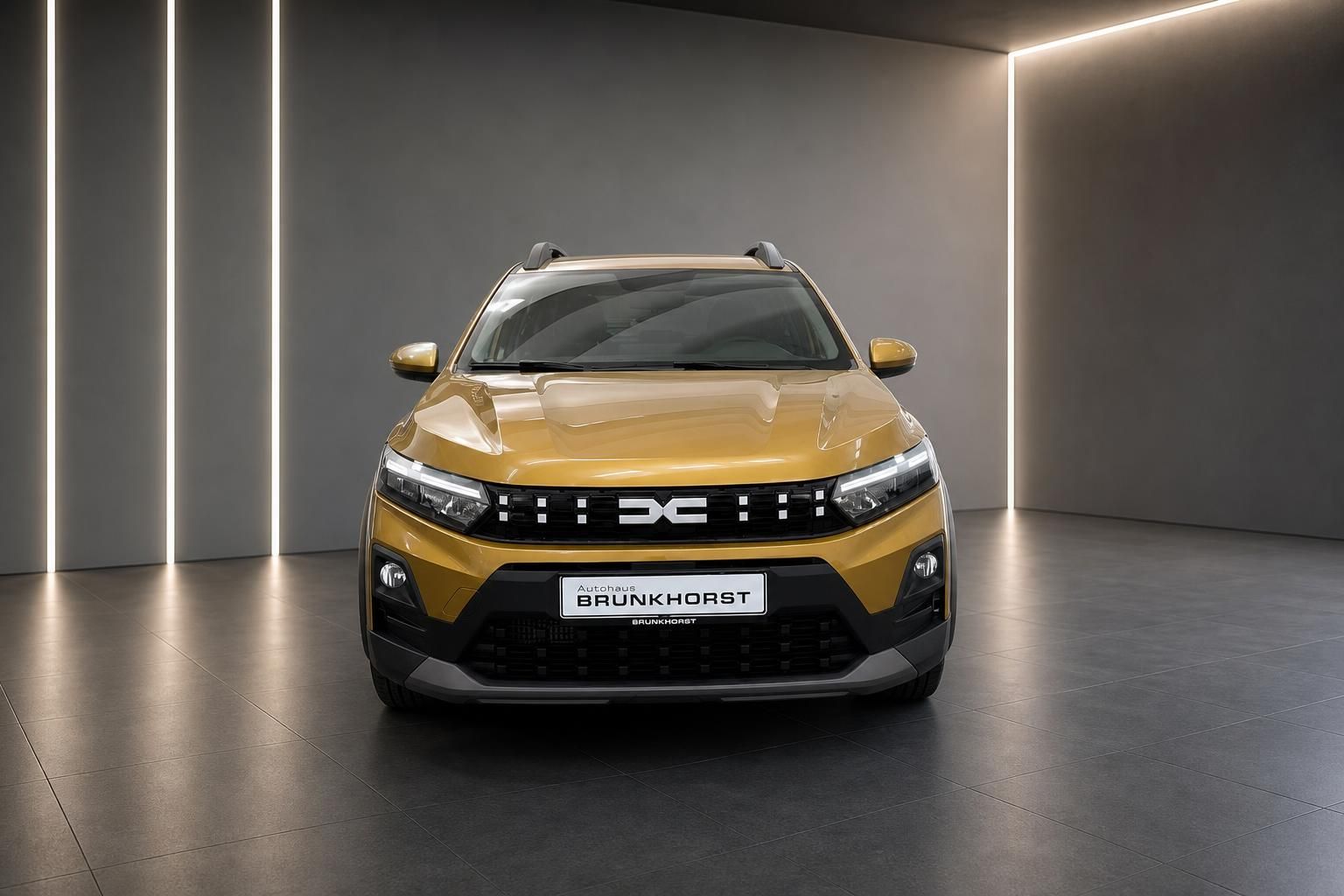 Gelber SUV Frontansicht in Showroom - Vorderseite eines modernen Crossover-Fahrzeugs