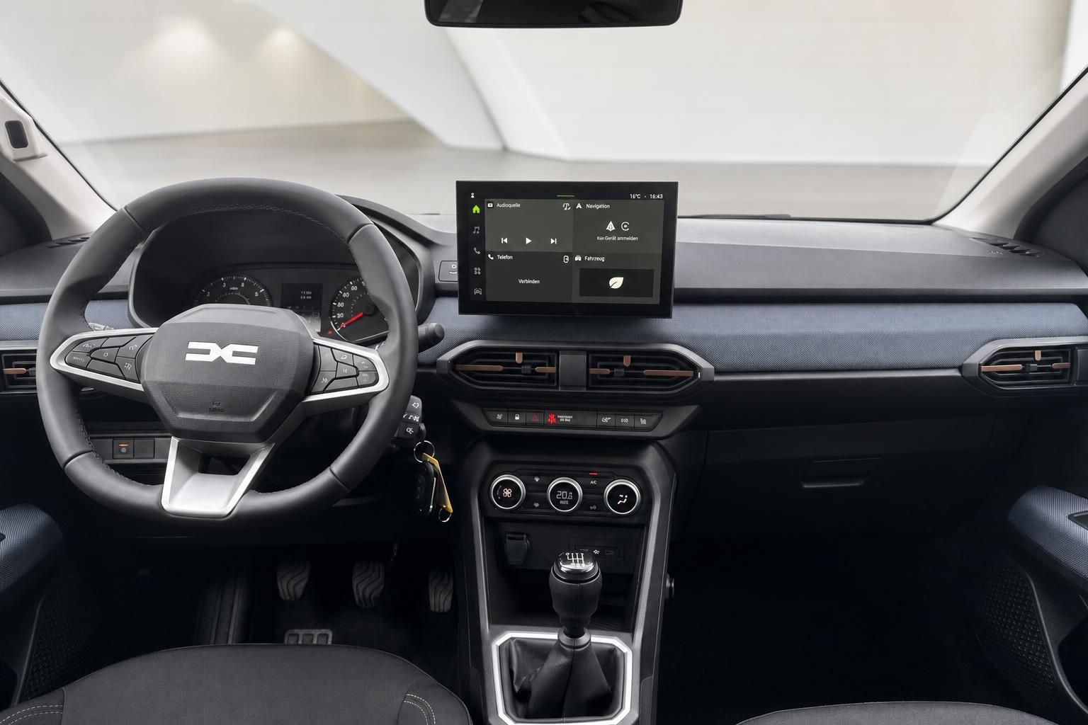 Modernes Fahrzeug-Cockpit mit Multimediasystem und Lenkrad - Innenraumansicht eines PKW