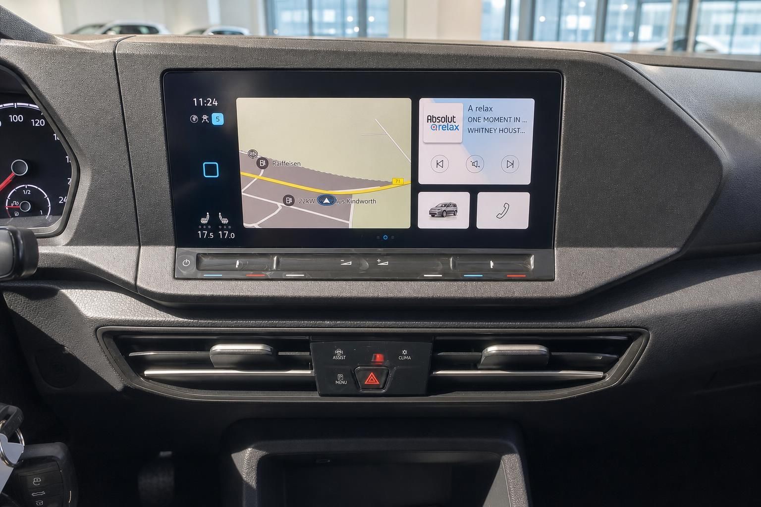 Infotainment-System mit Touchscreen, Navigation und Klimabedienung im Fahrzeug-Armaturenbrett