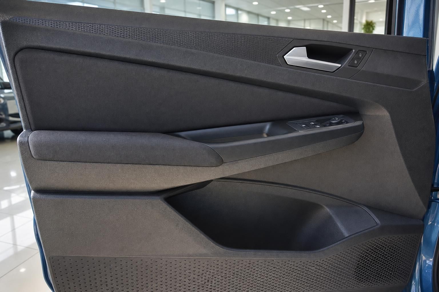 Fahrzeug Türverkleidung mit Armauflage, Fensterhebern und modernen Bedienelementen