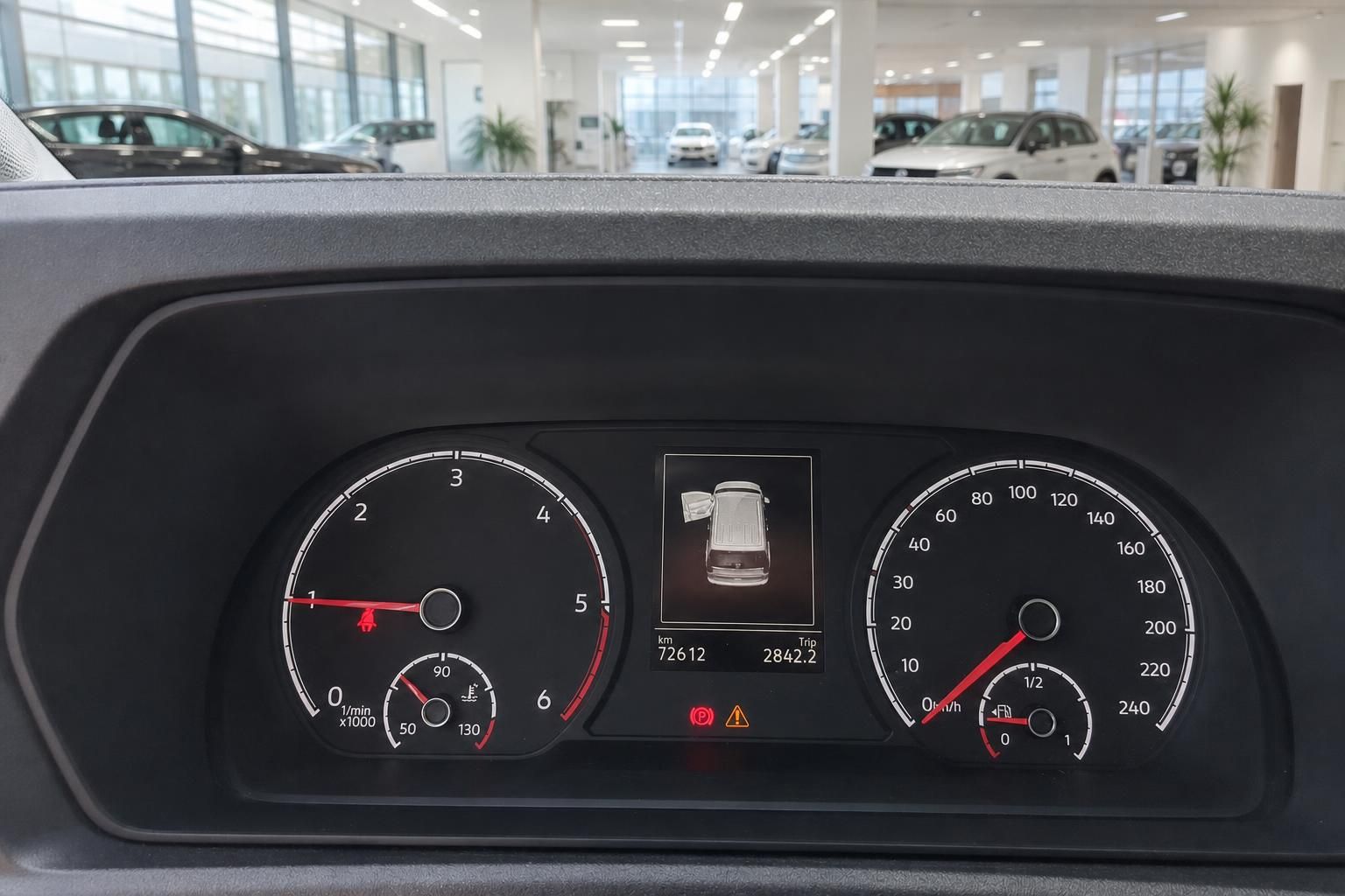 Fahrzeug-Armaturenbrett mit Tacho und Drehzahlmesser im Autohaus-Showroom