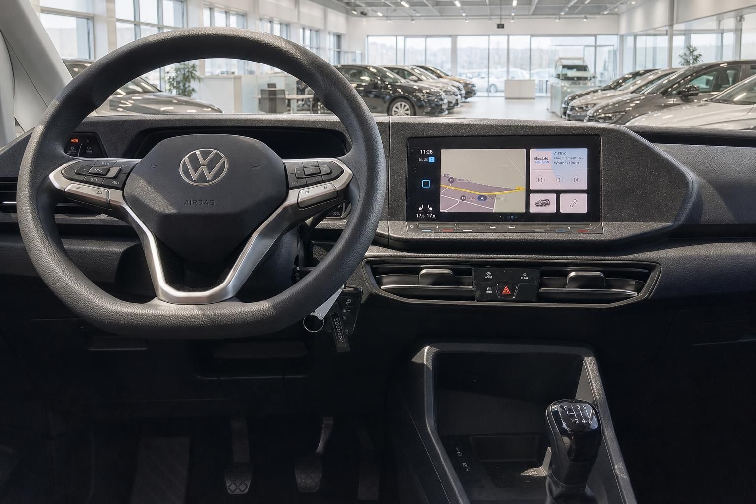 Volkswagen Cockpit mit digitalem Display, Lenkrad und Navigationssystem im modernen Design