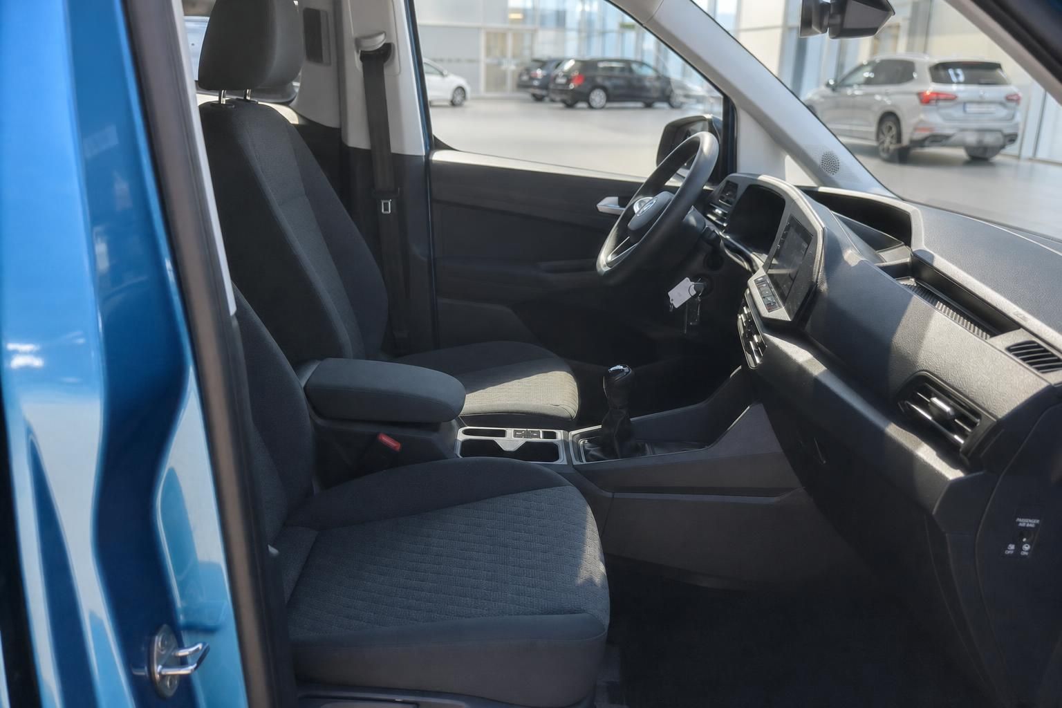 Fahrzeug Innenraum mit dunklen Sitzen und modernem Armaturenbrett im Autohaus