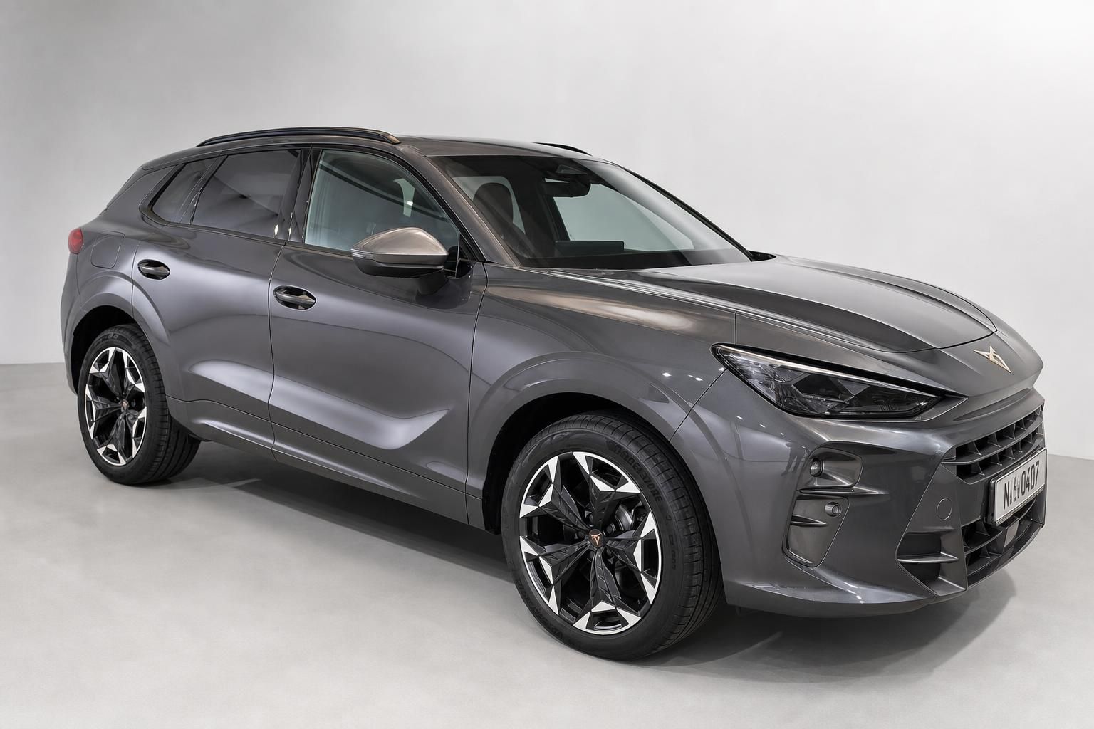 Cupra SUV in Grau, Frontansicht schraeg von vorne