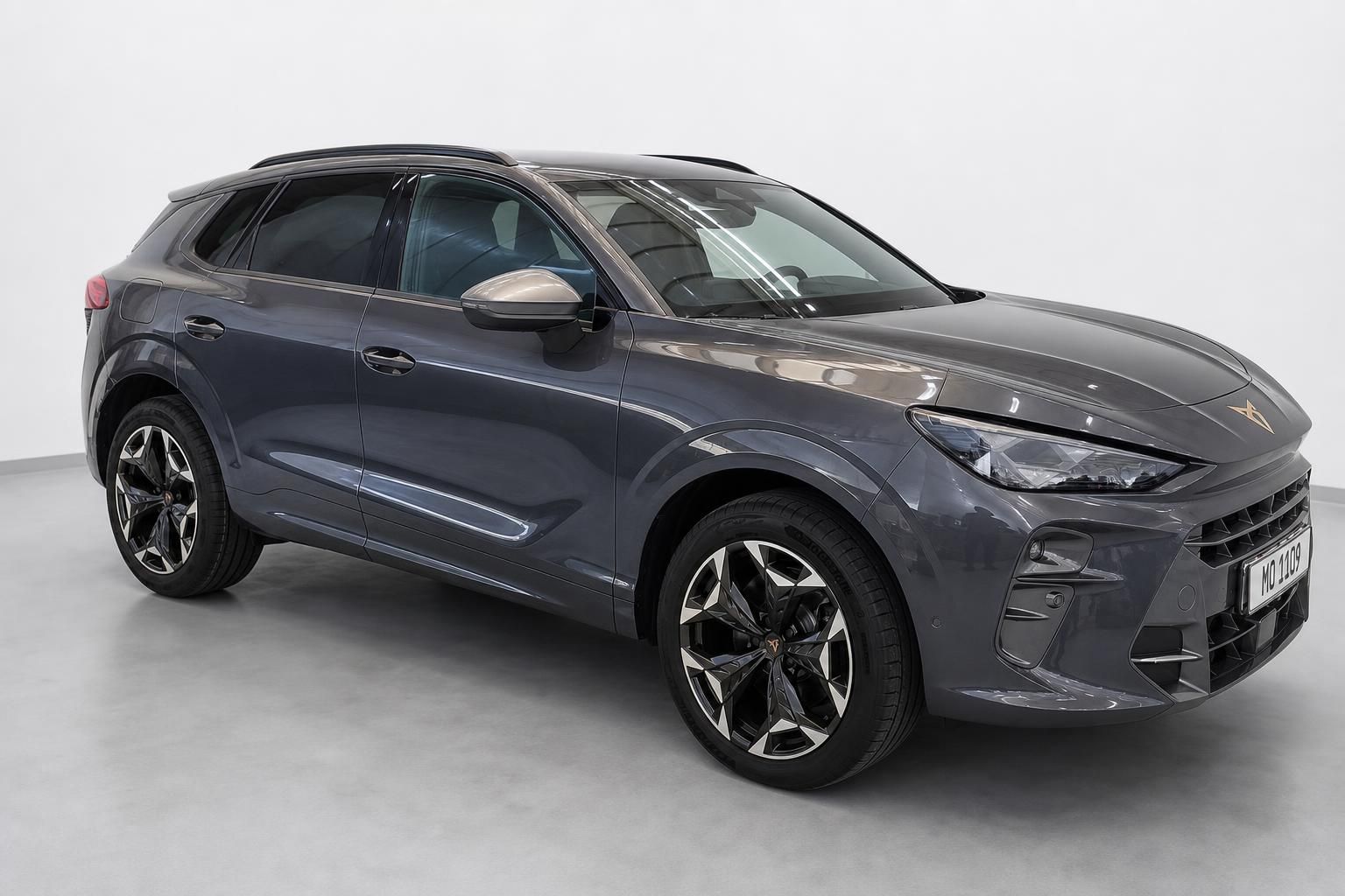 Cupra SUV grau metallic, schraege Vorderansicht Studioaufnahme