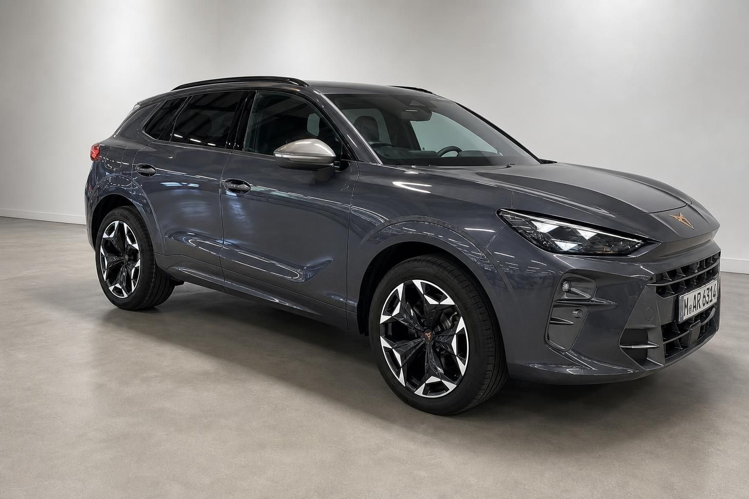 Cupra SUV in Grau, Frontansicht seitlich im Studio