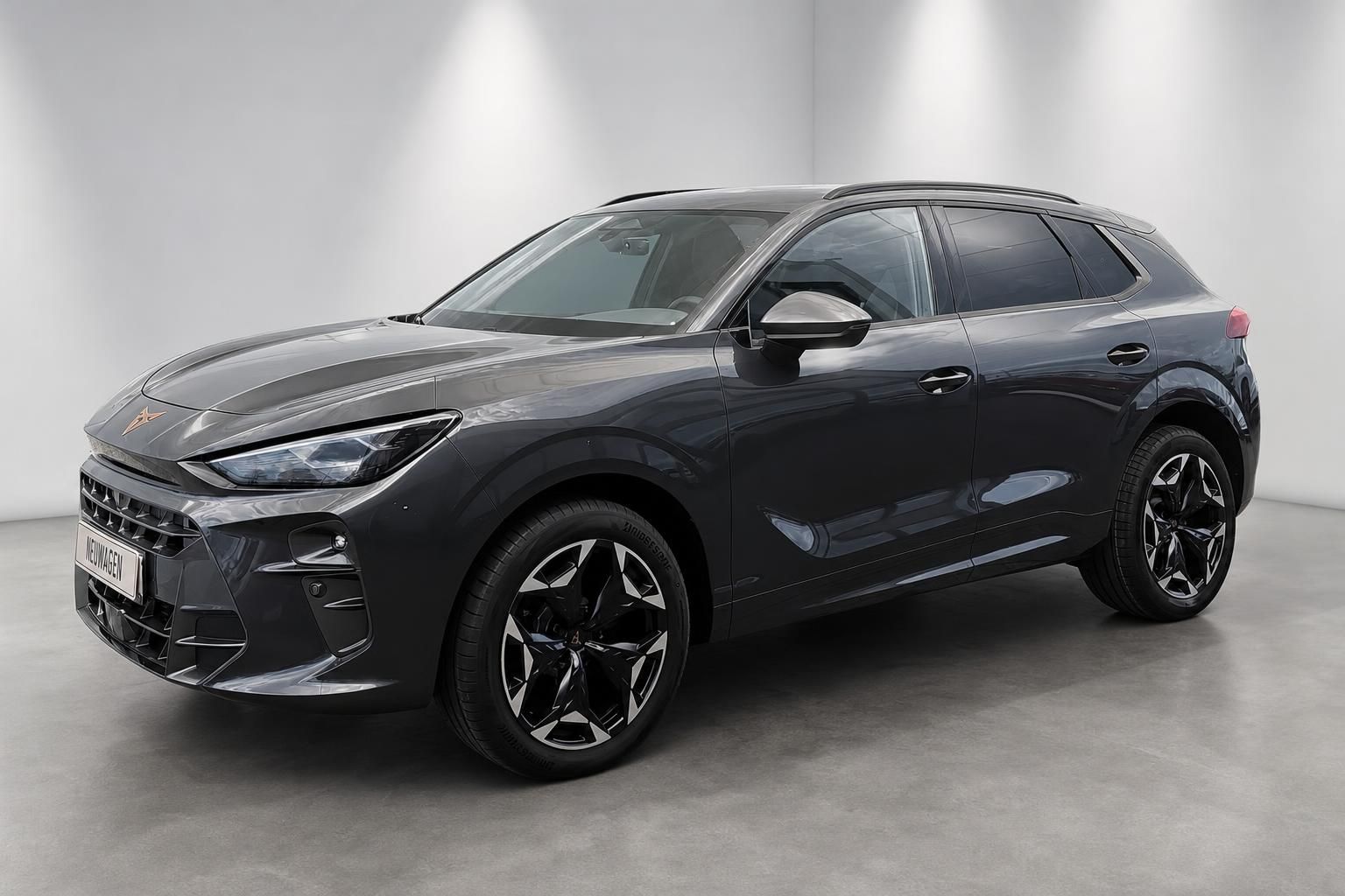 Cupra SUV in Dunkelgrau, Frontansicht schraeg im Showroom