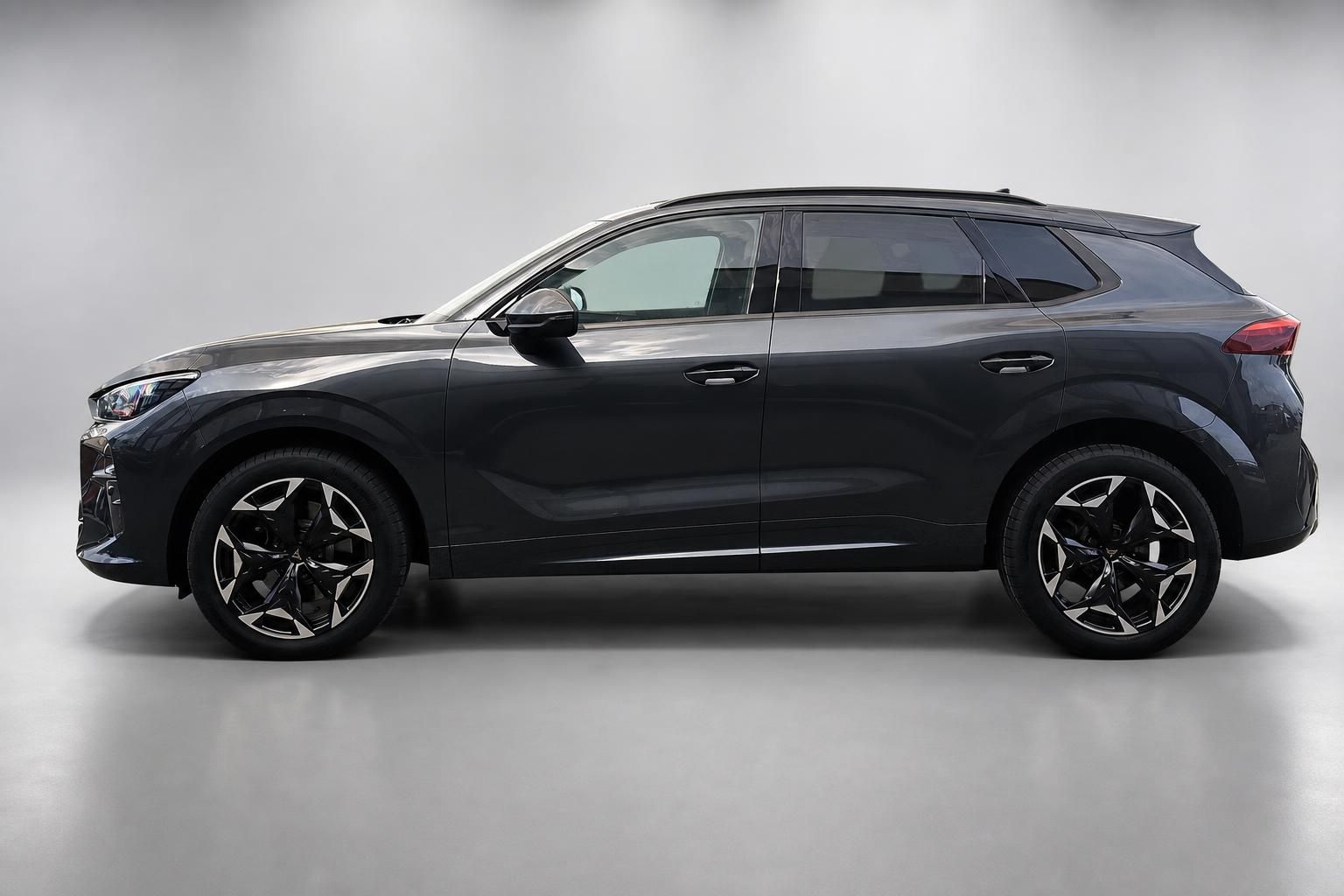 Cupra SUV dunkelgrau, Seitenansicht komplett im Studio