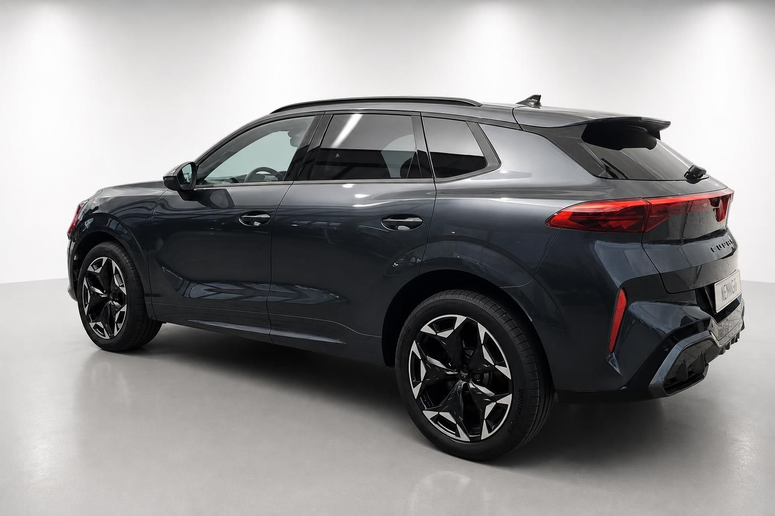 Cupra SUV in Dunkelgrau, Heck-Seitenansicht im Studio