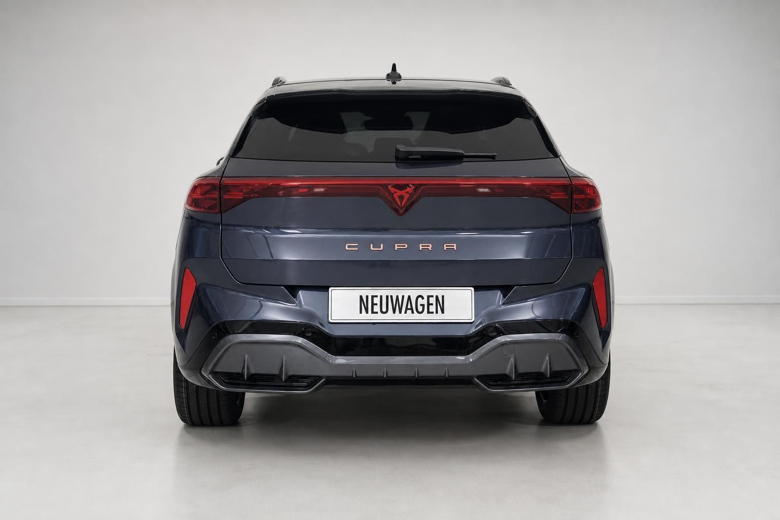 Cupra SUV in Dunkelblau, Heckansicht im Studio